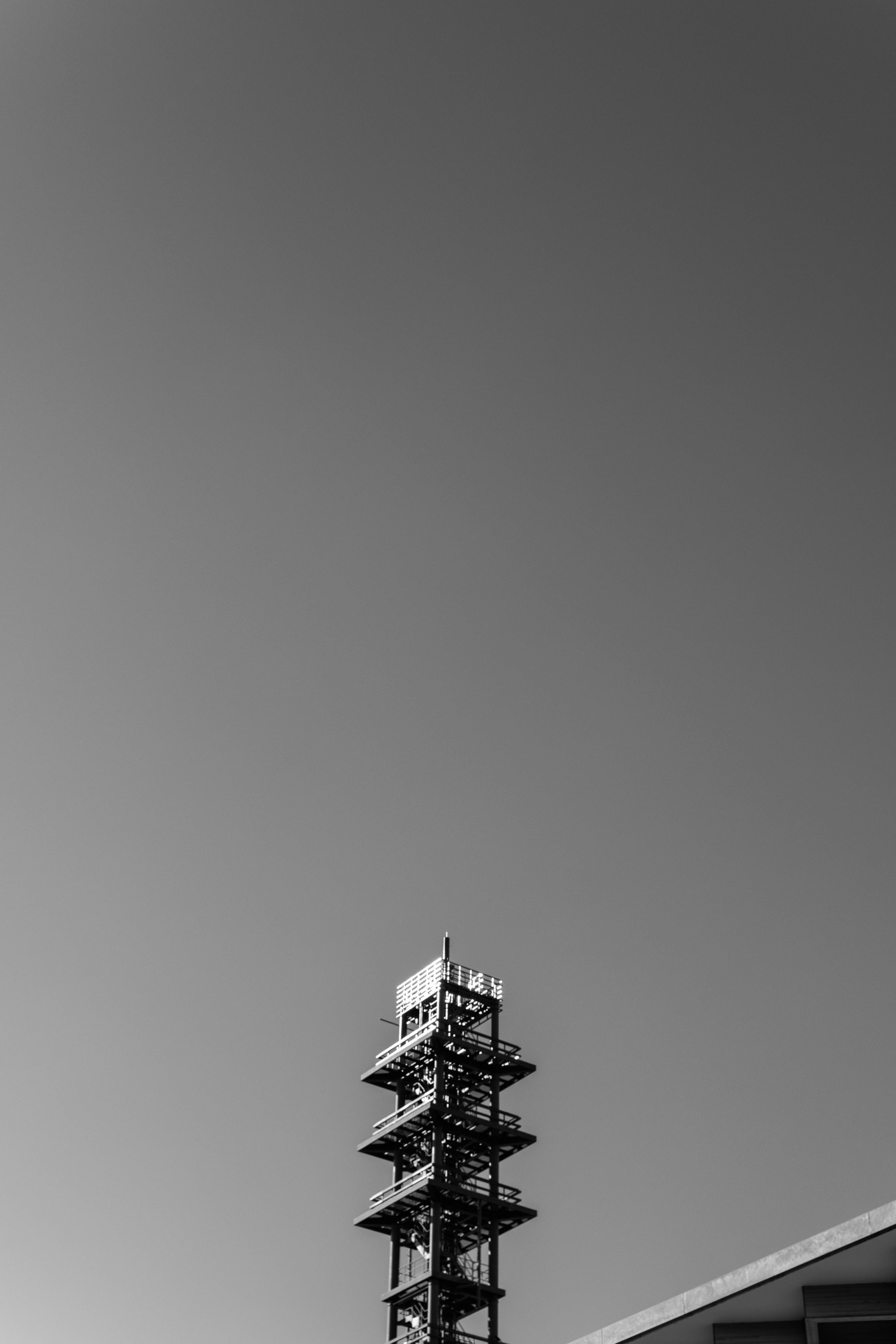 高い建物と空の白黒写真