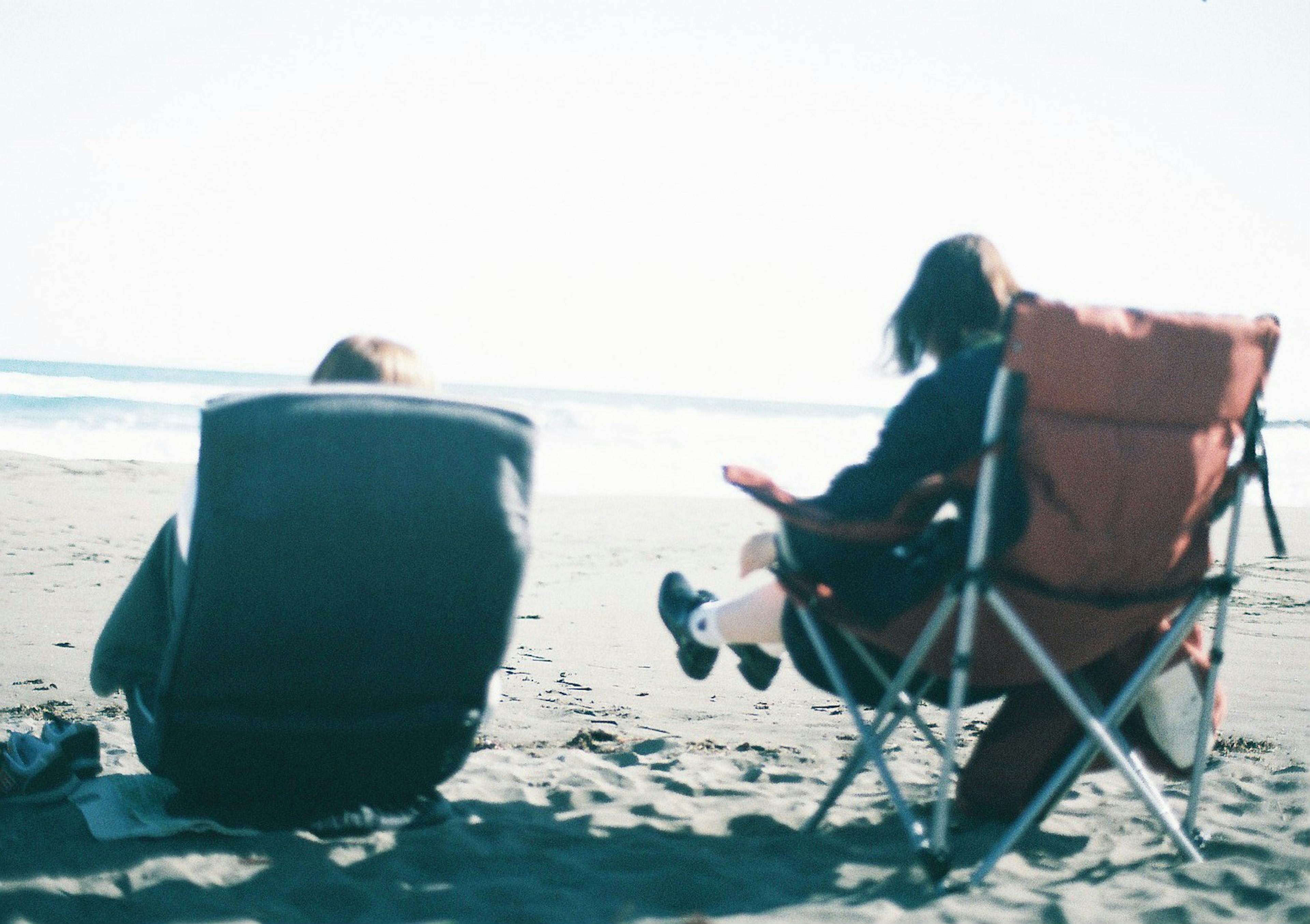 Zwei Personen entspannen am Strand