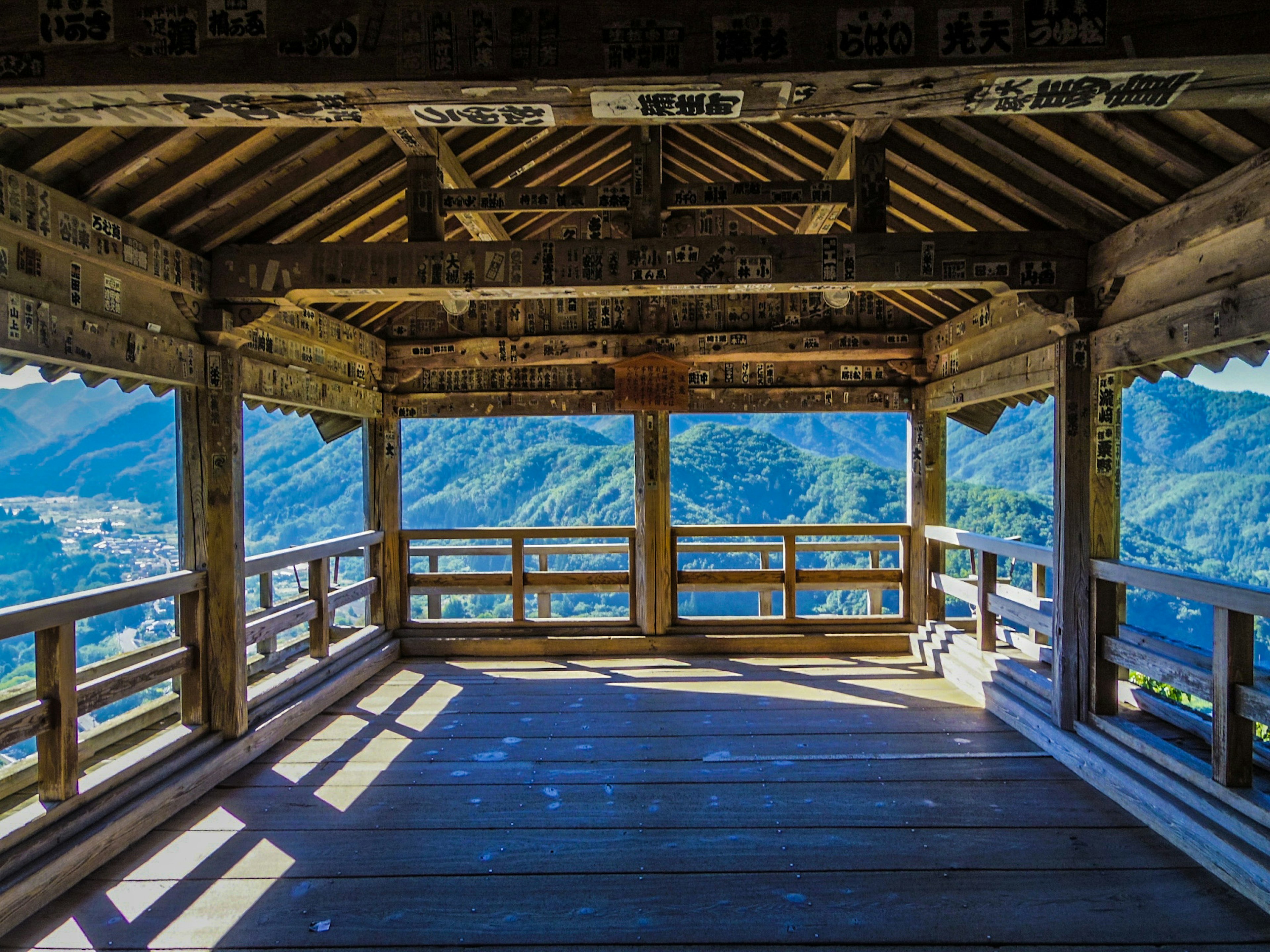 Holz-Aussichtsplattform mit wunderschönem Bergblick