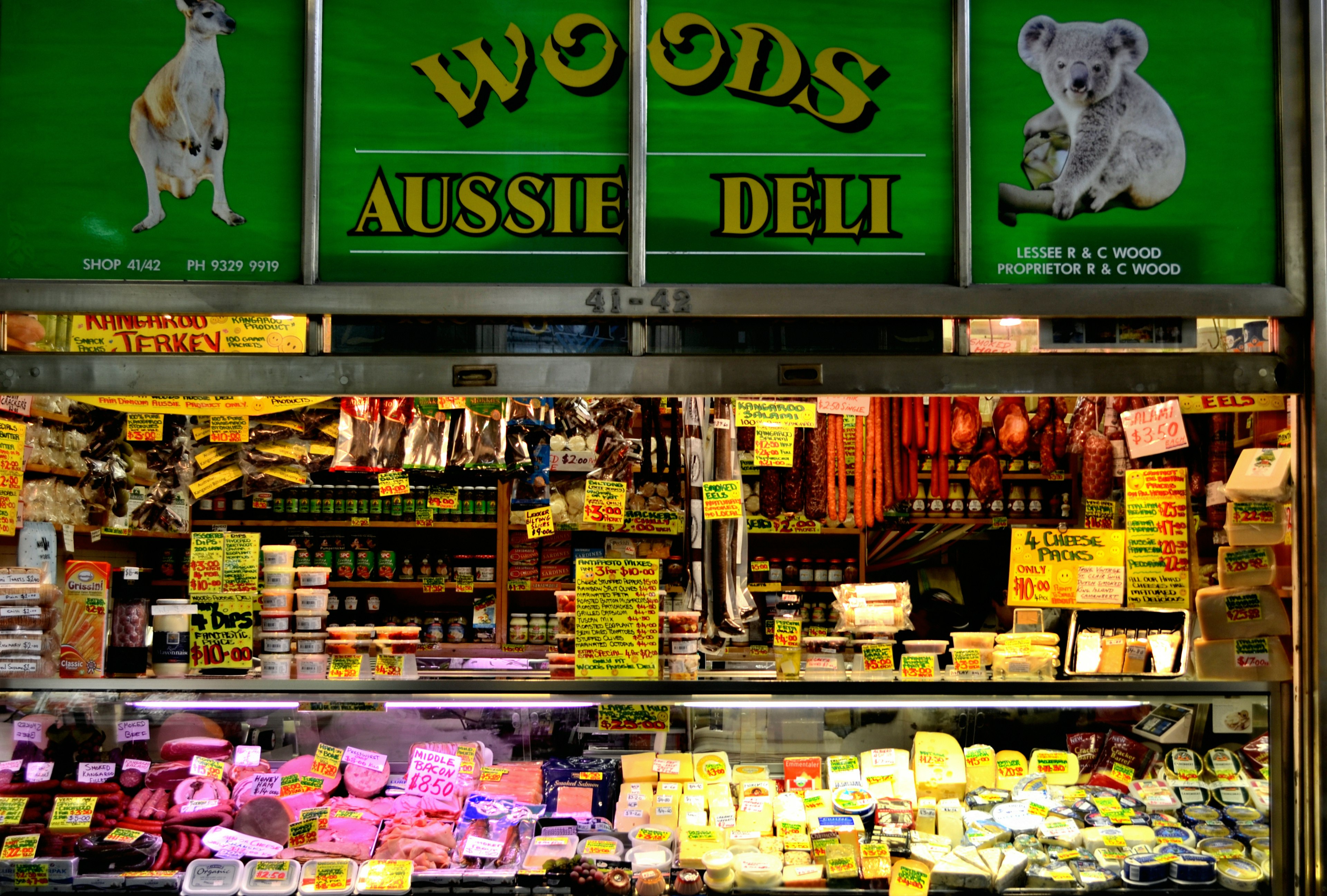 หน้าร้าน Woods Aussie Deli แสดงอาหารหลากหลายชนิด