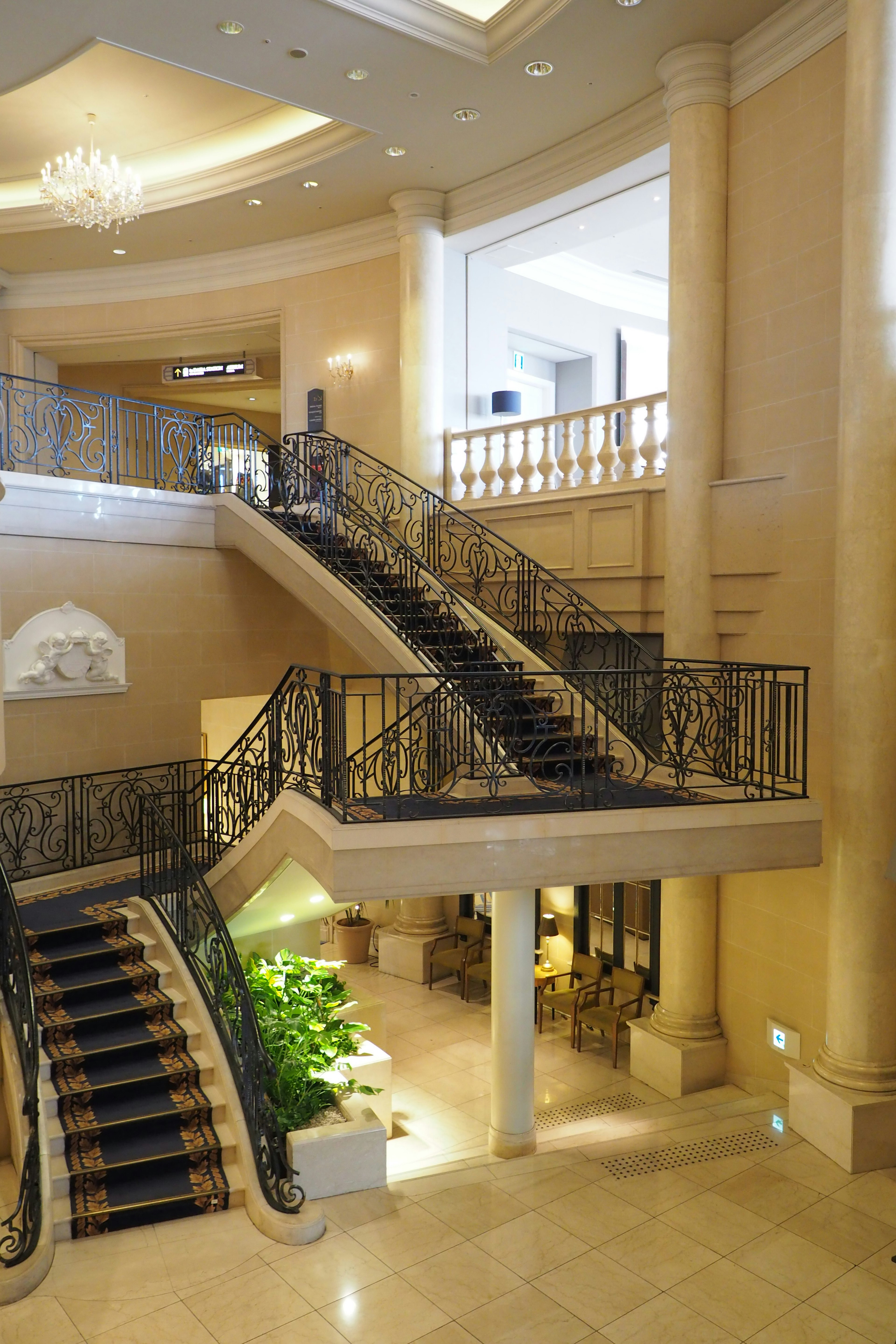 Intérieur élégant d'un hall avec un grand escalier et une décoration sophistiquée