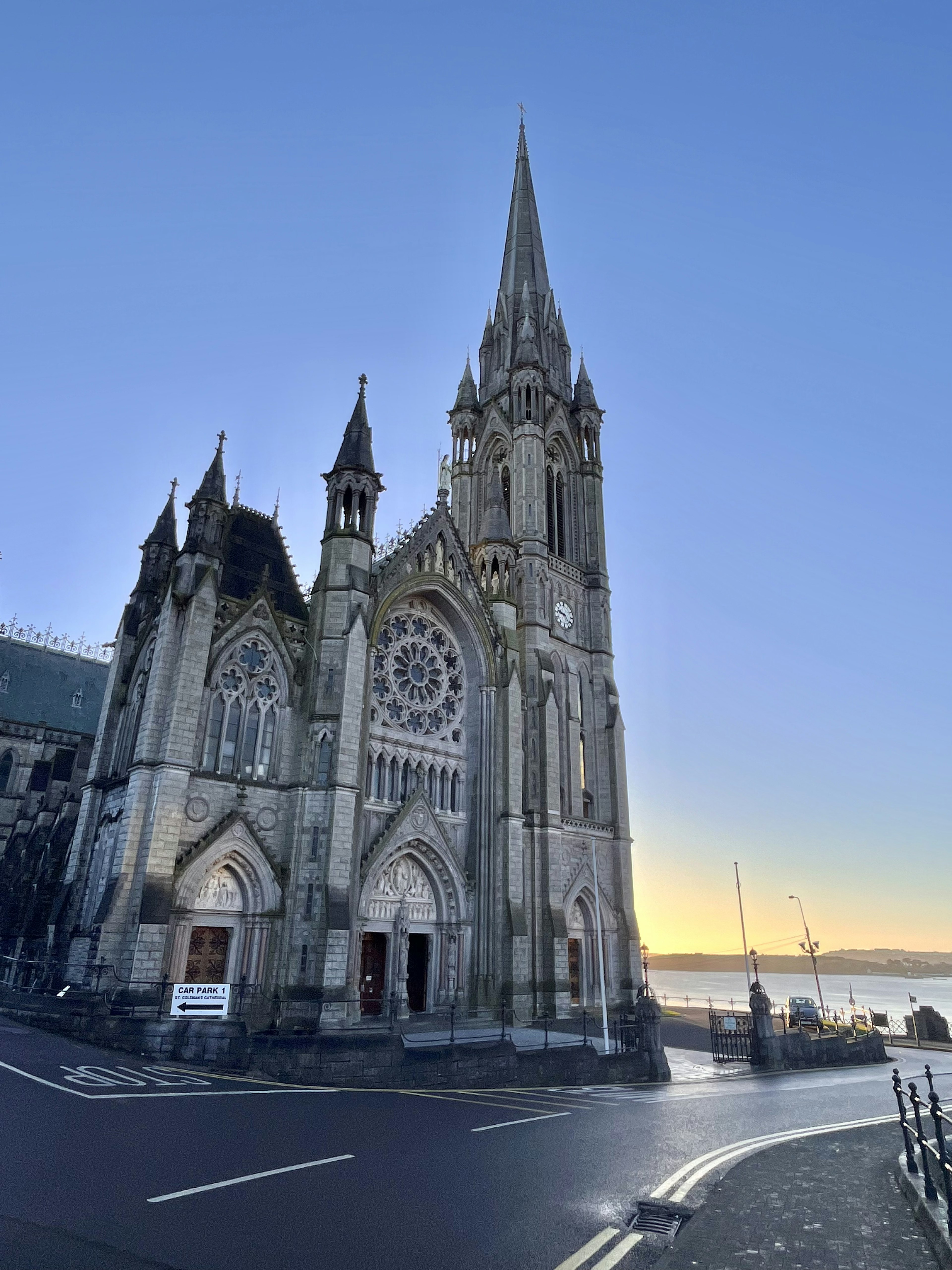 Bella facciata di chiesa con una torre prominente e architettura intricata