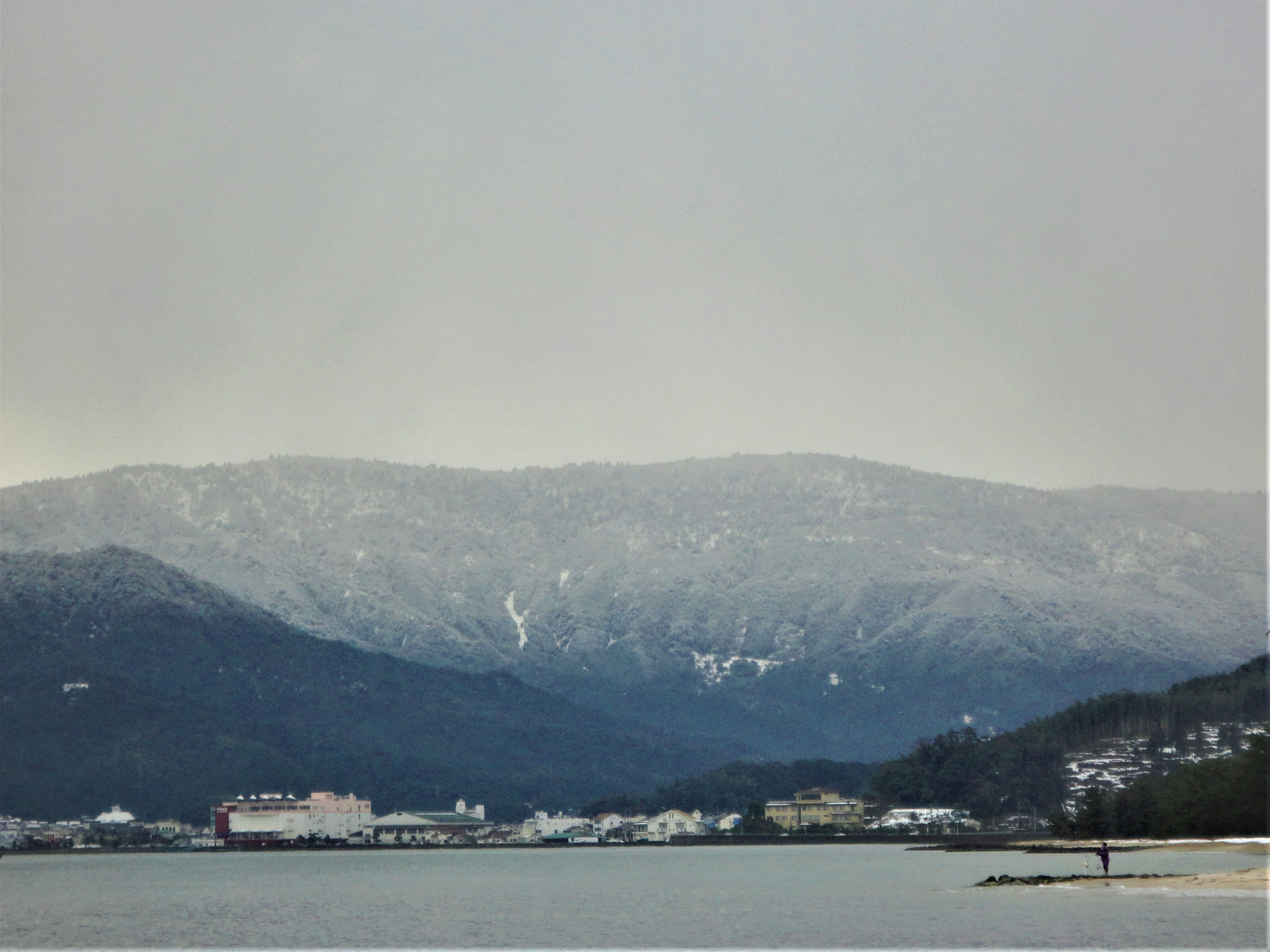 海と雪をかぶった山々の風景