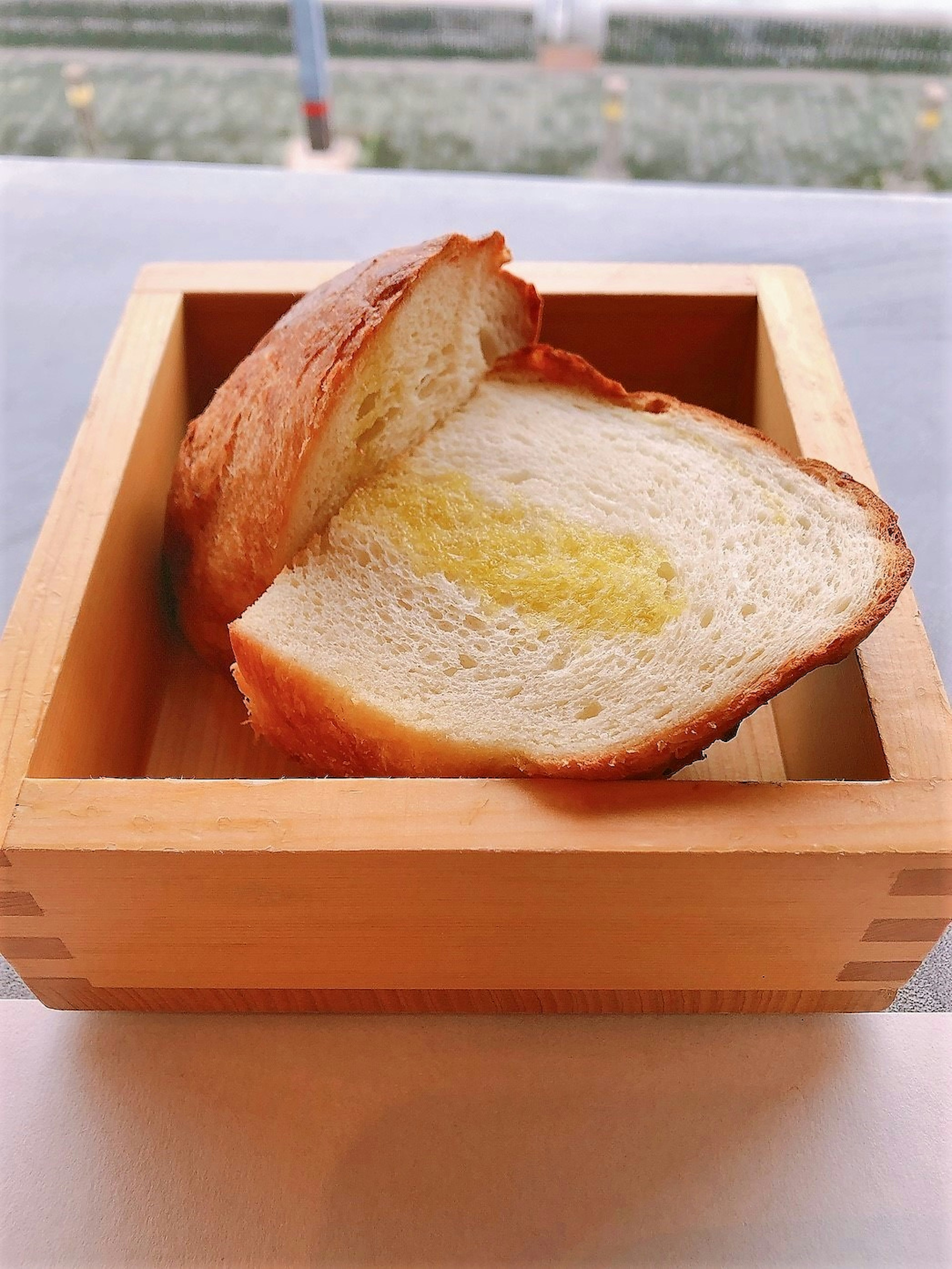 Scheibe Brot mit Butter in einer Holzkiste