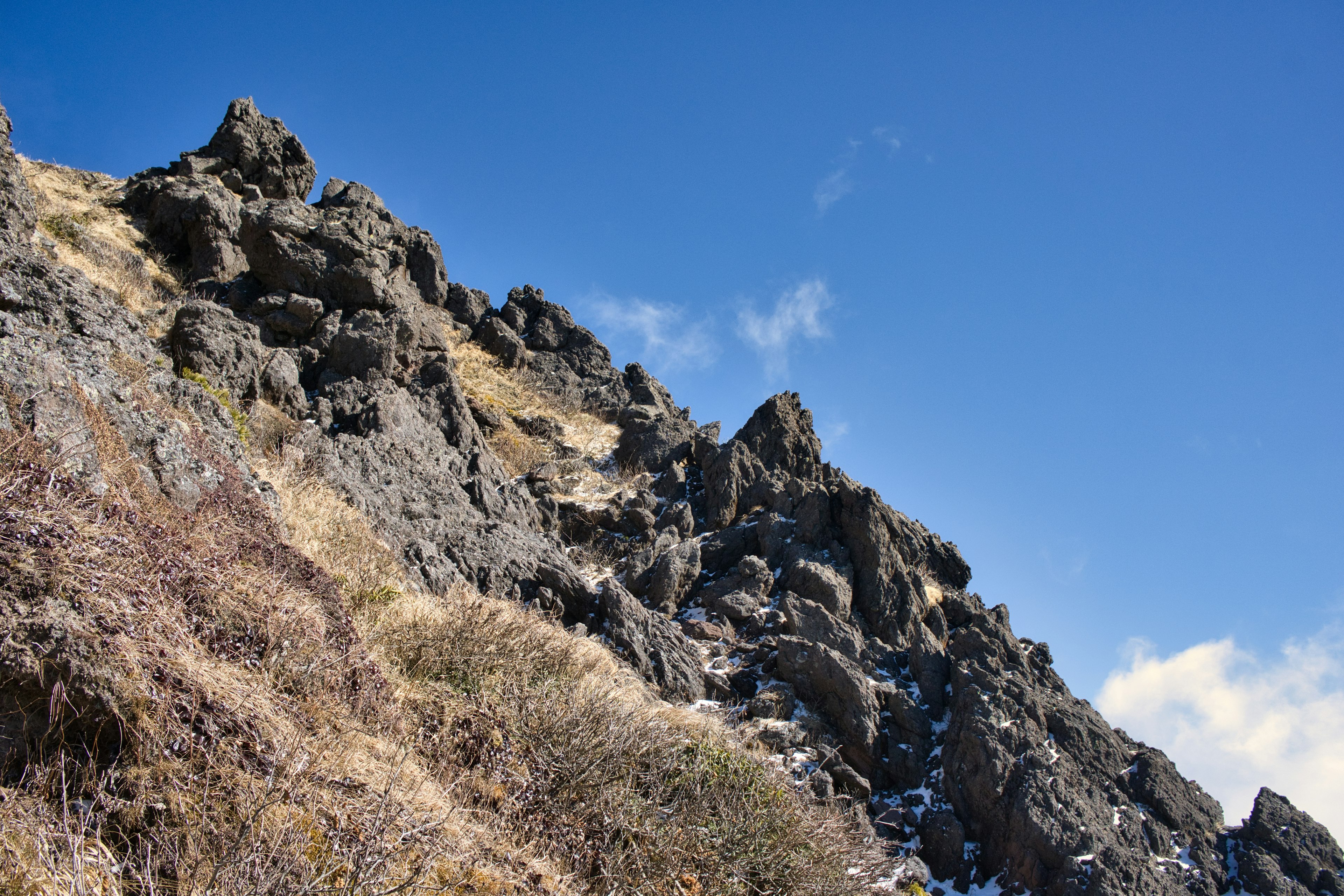 Ladera rocosa bajo un cielo azul claro