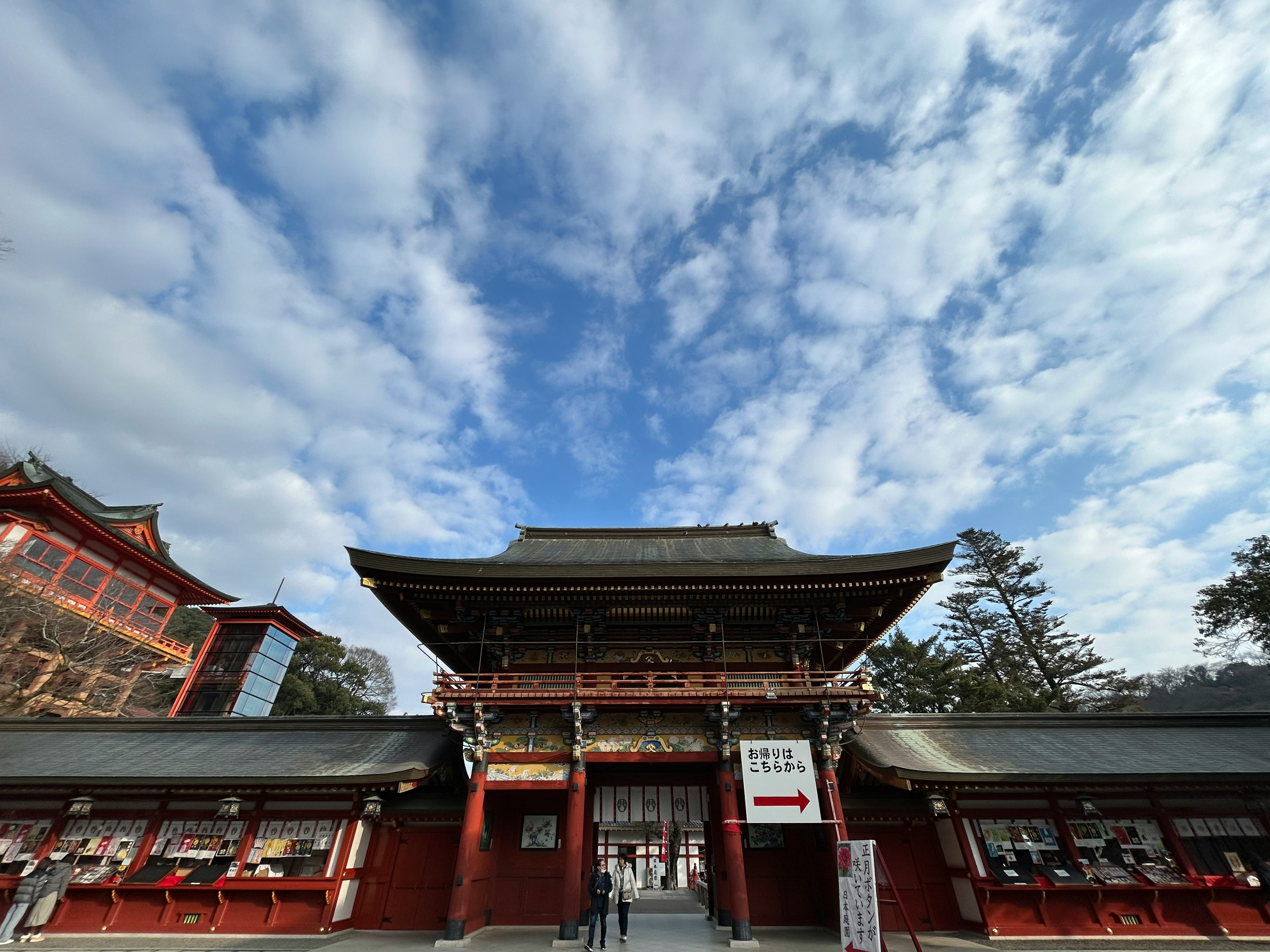 美しい日本の神社の建物と青い空