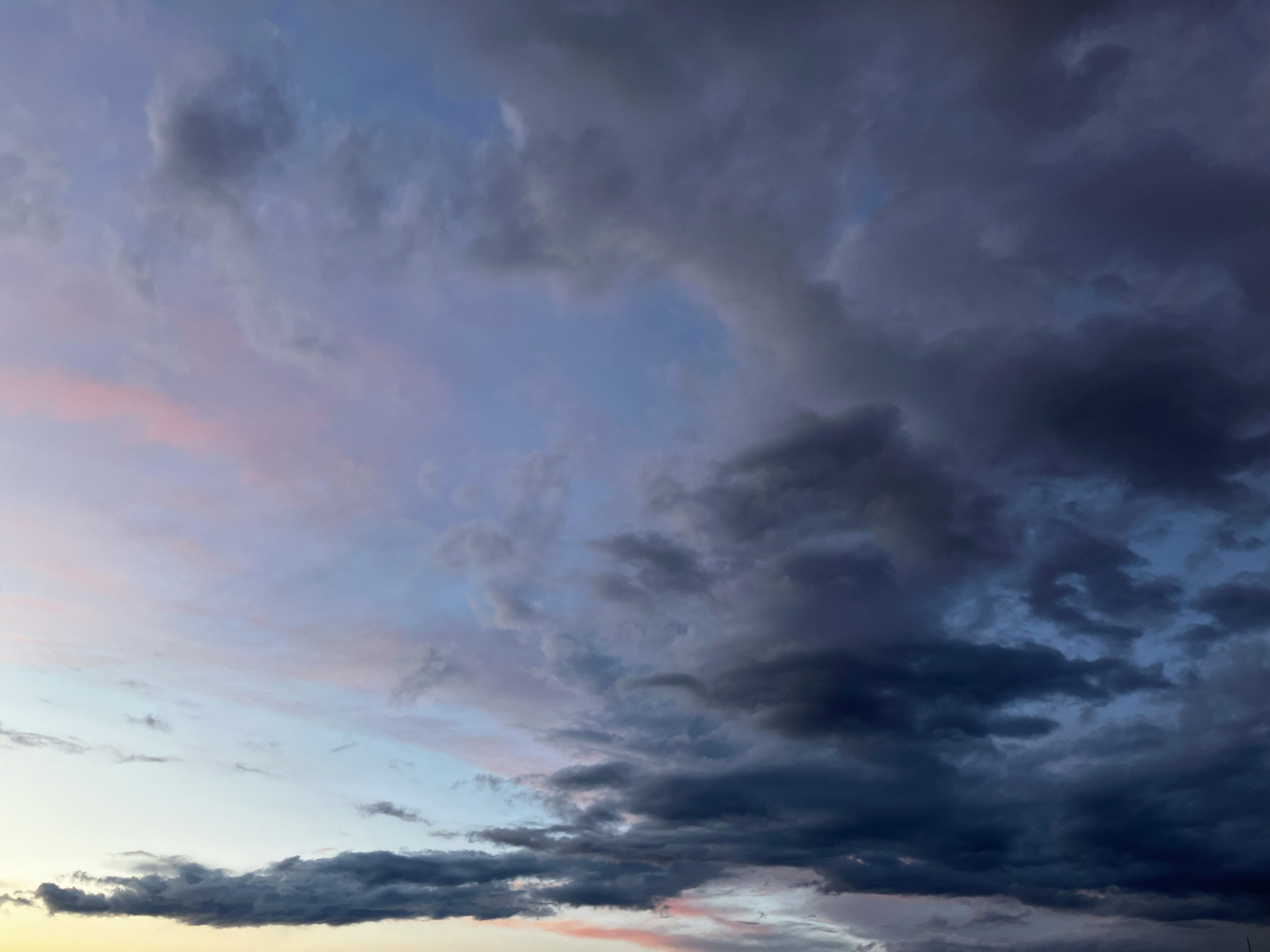 夕焼けの青い空と暗い雲の景色