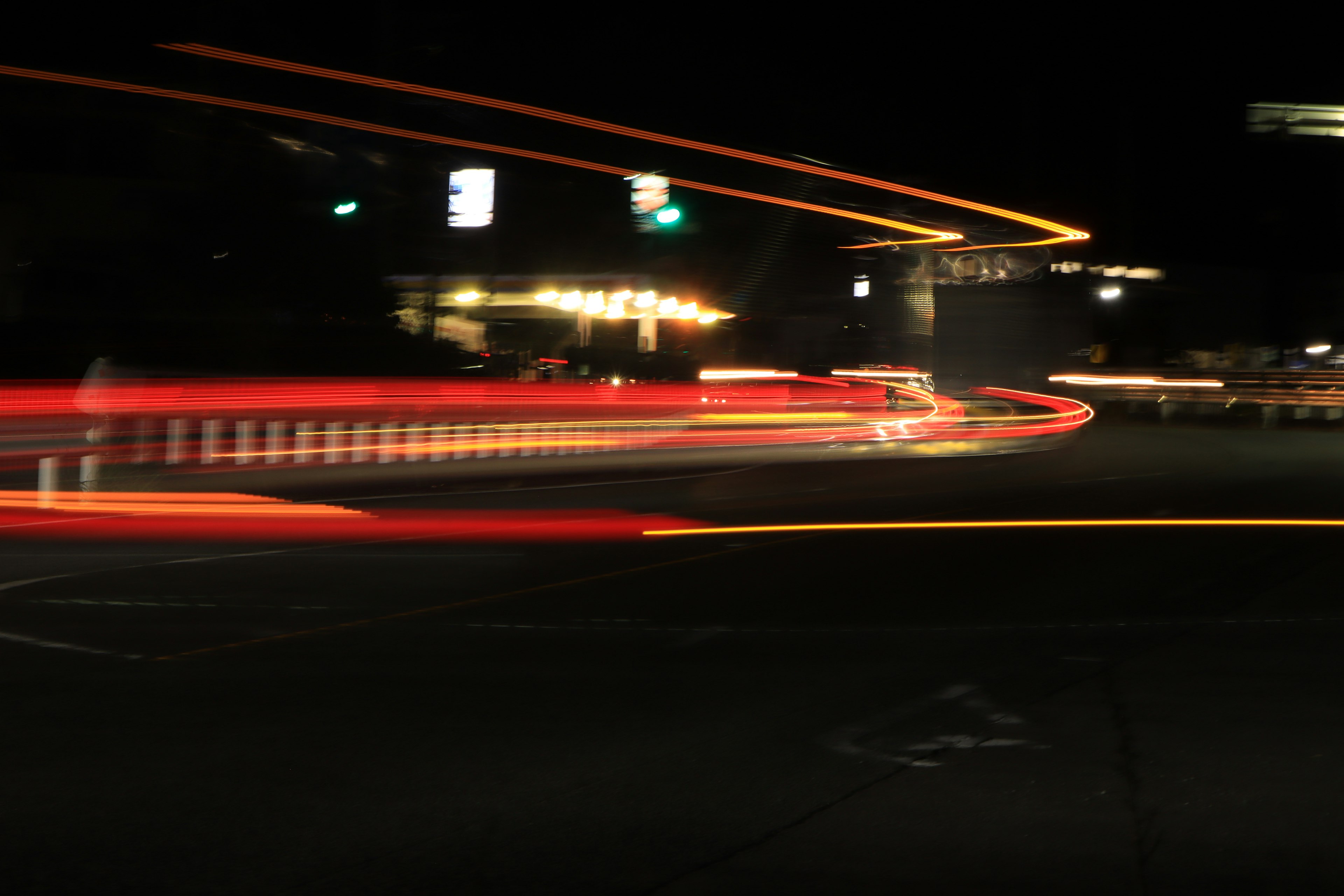 夜の街の流れる車の光と信号機の明かり