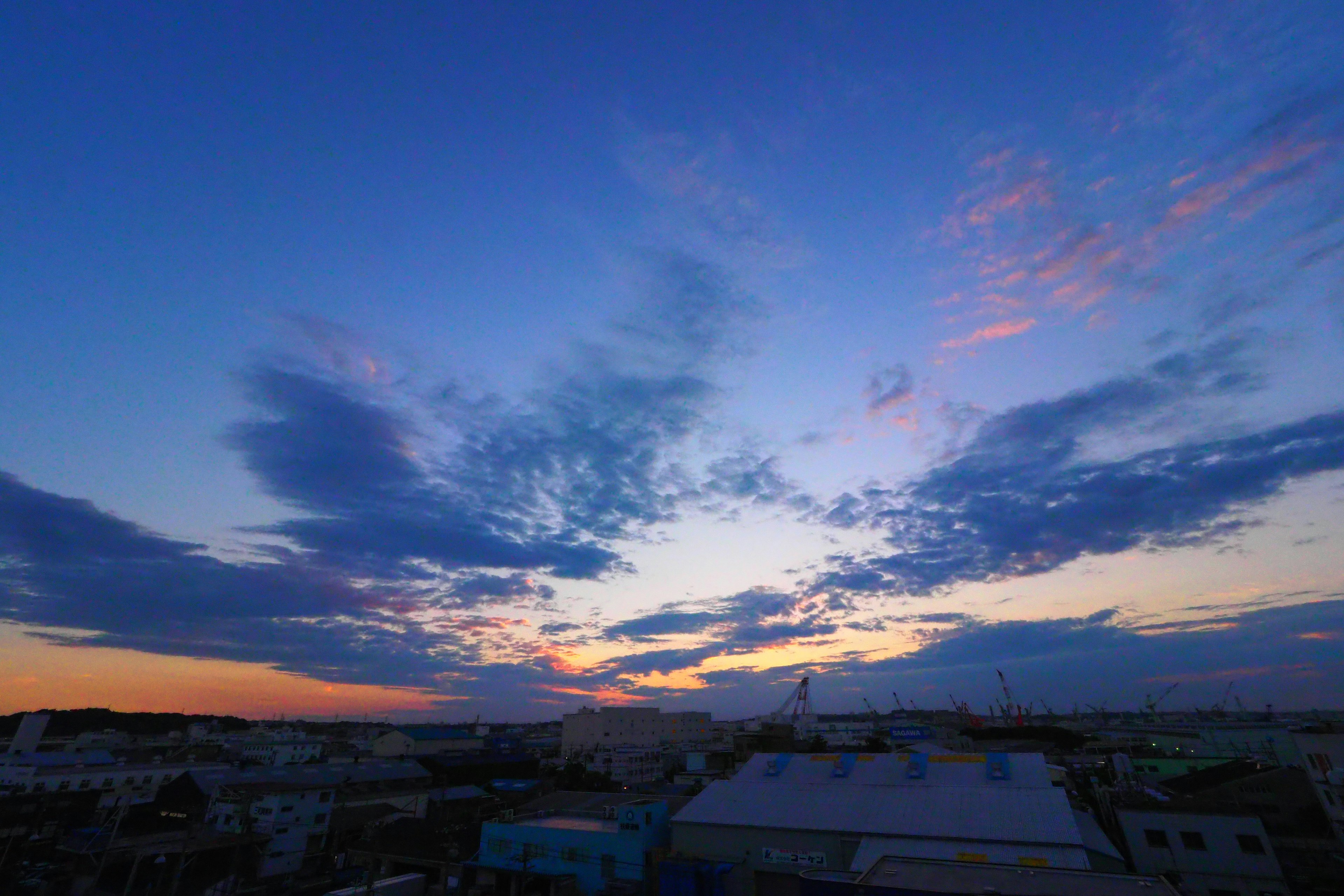 Coucher de soleil vibrant avec ciel bleu et nuages épars