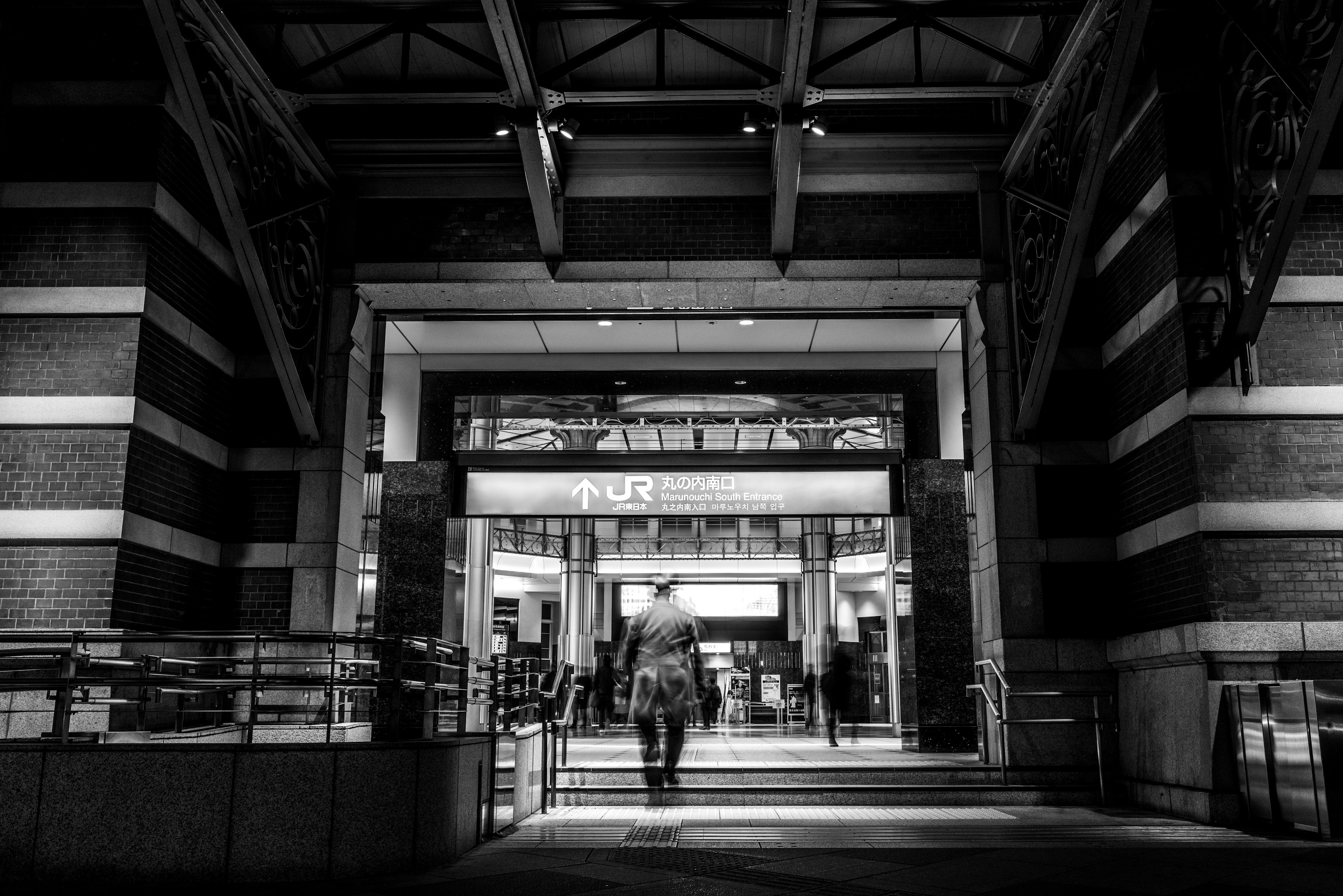 Silhouette einer Person in einem Gebäude in Schwarzweiß