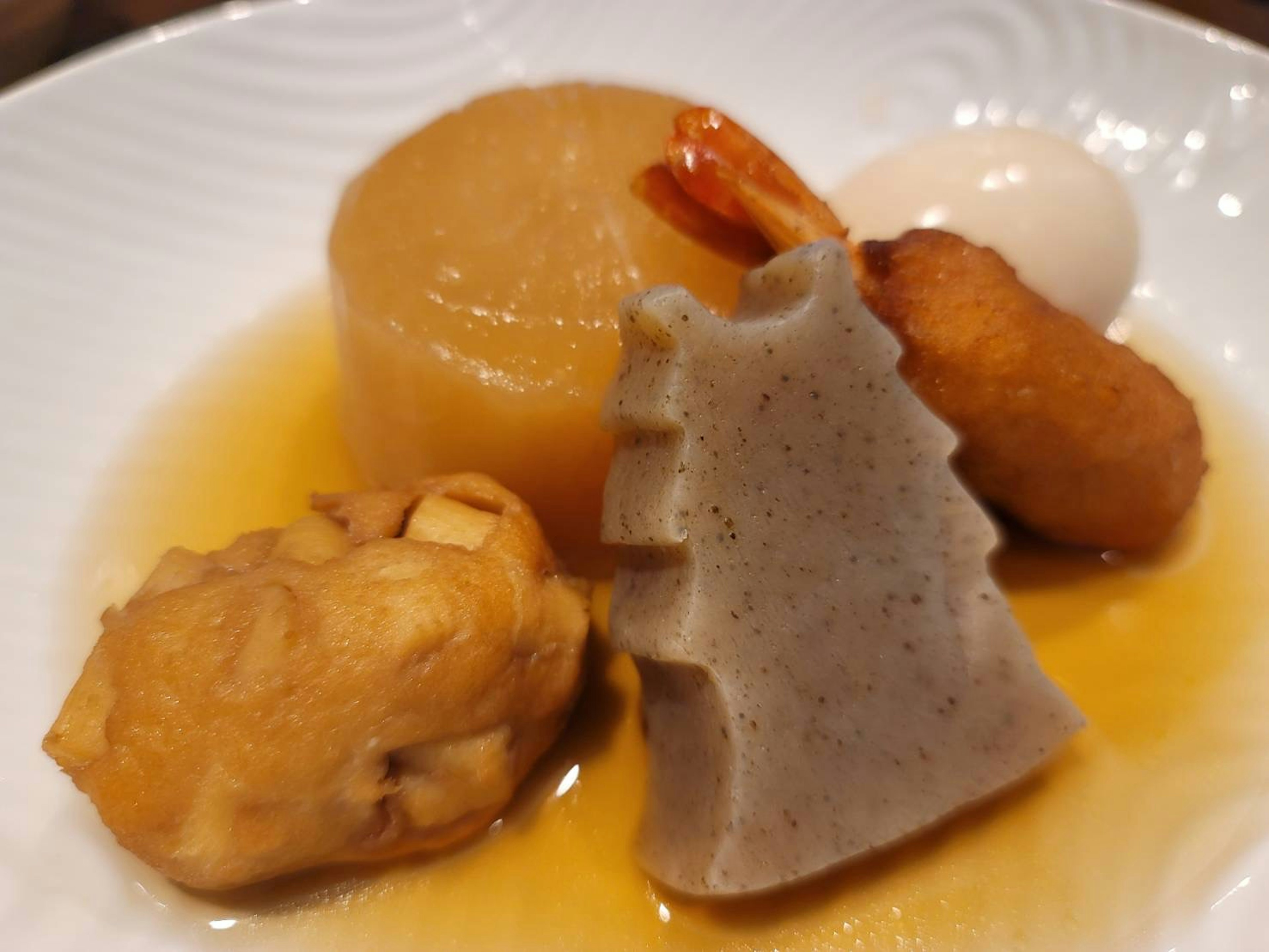 Un plat de cuisine japonaise avec des légumes racines des crevettes et un œuf mollet