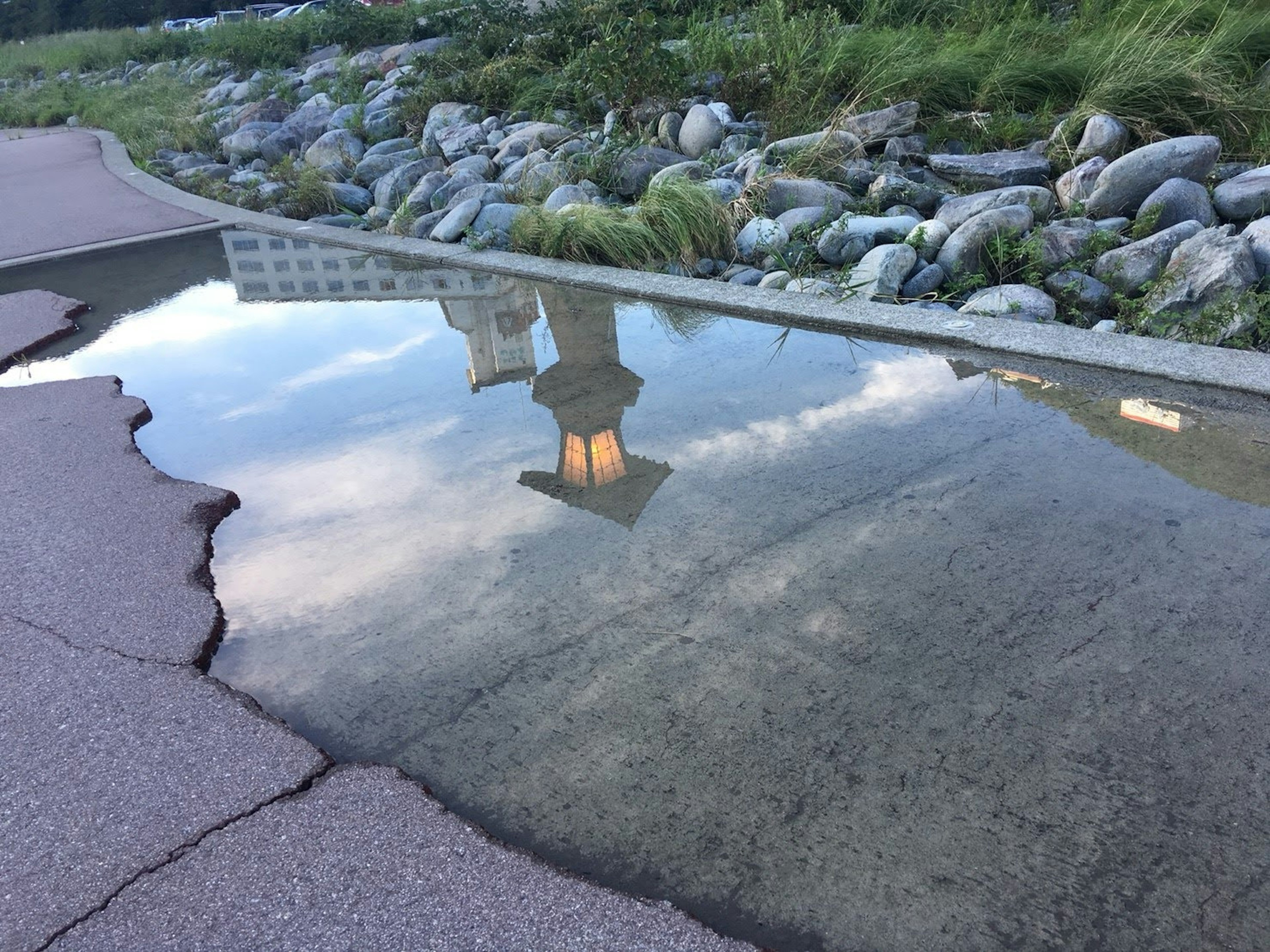 水たまりに映る街灯と周囲の風景