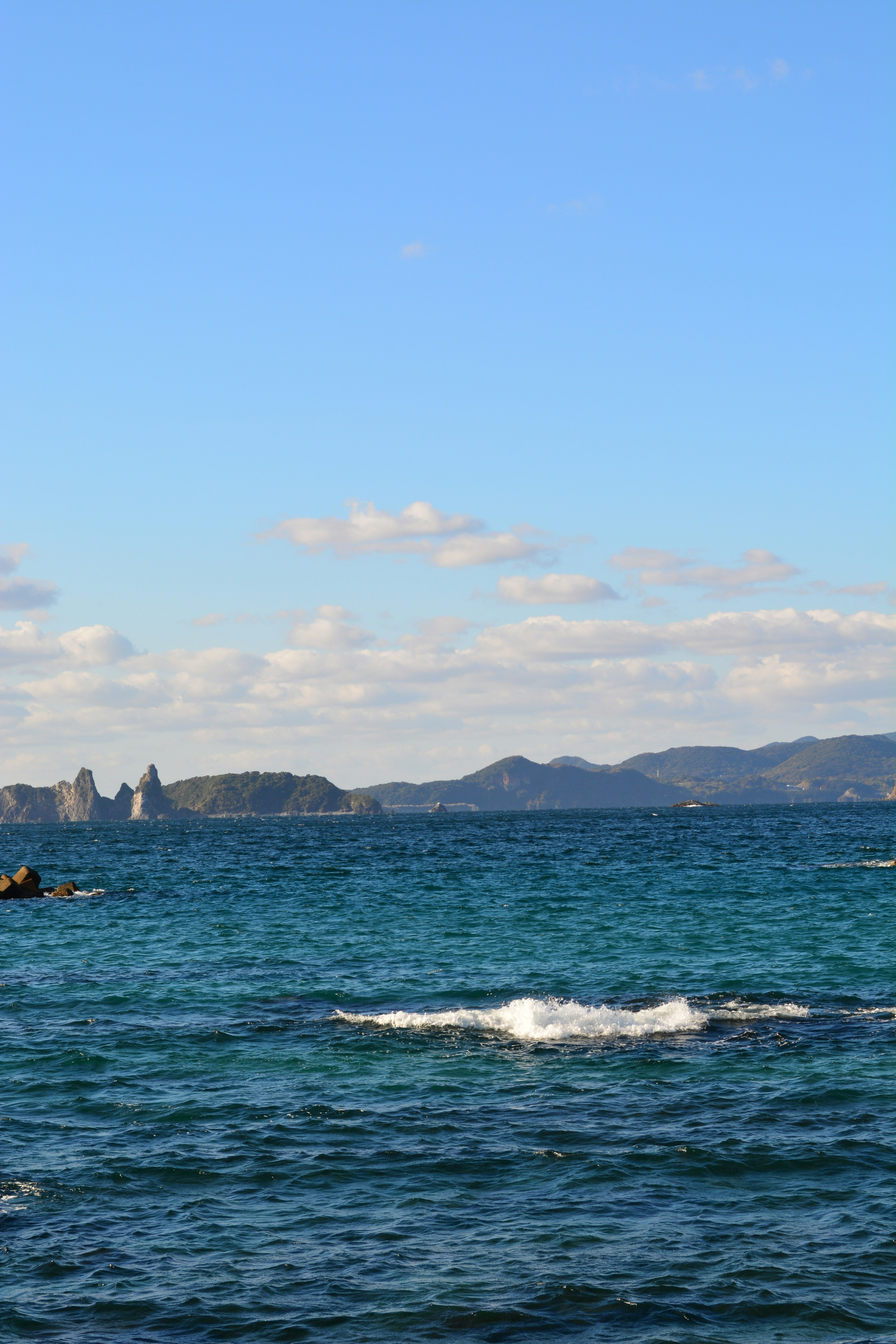 海と山の風景青い空と波しぶき