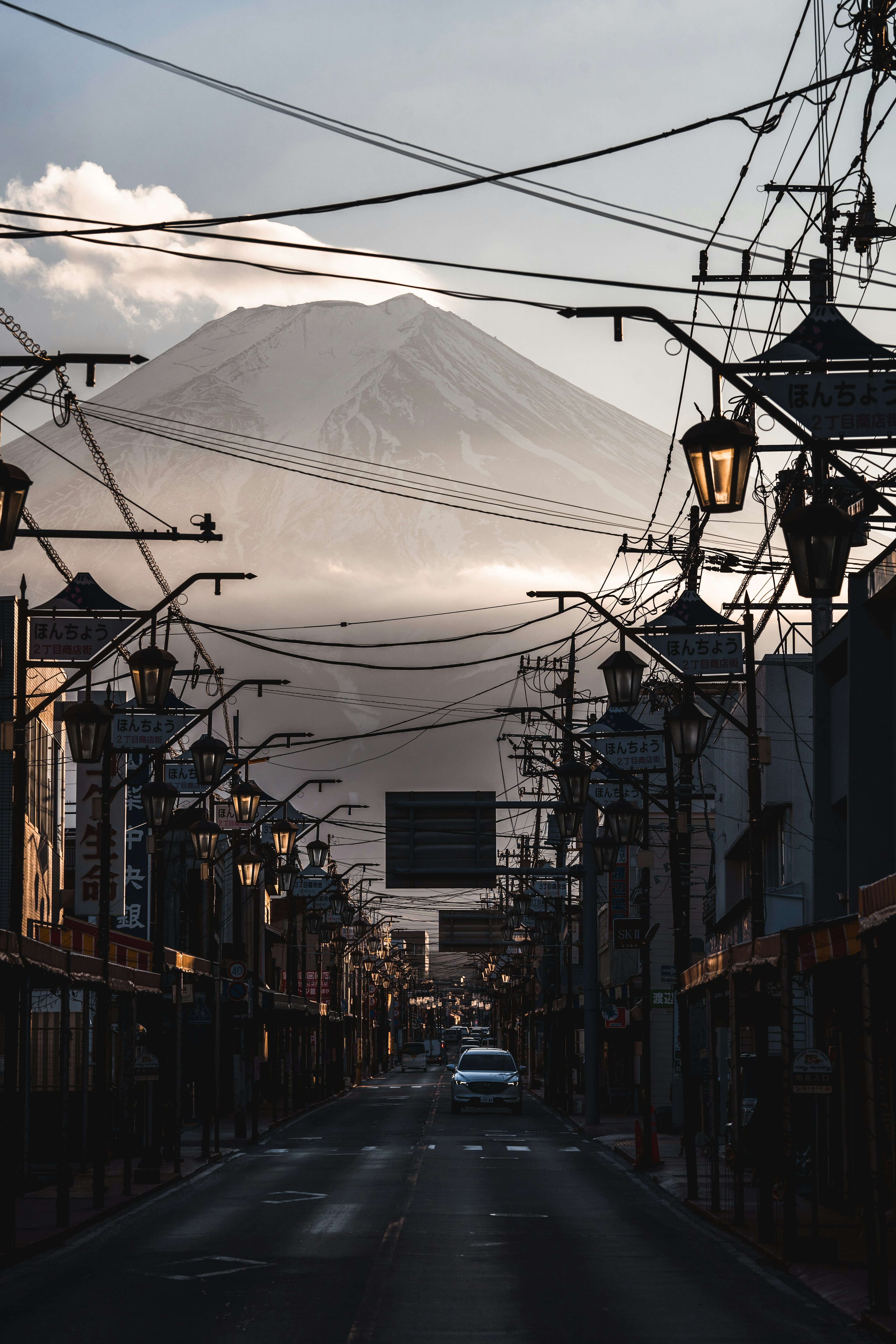 Ruhige Straßenansicht mit dem Fuji im Hintergrund