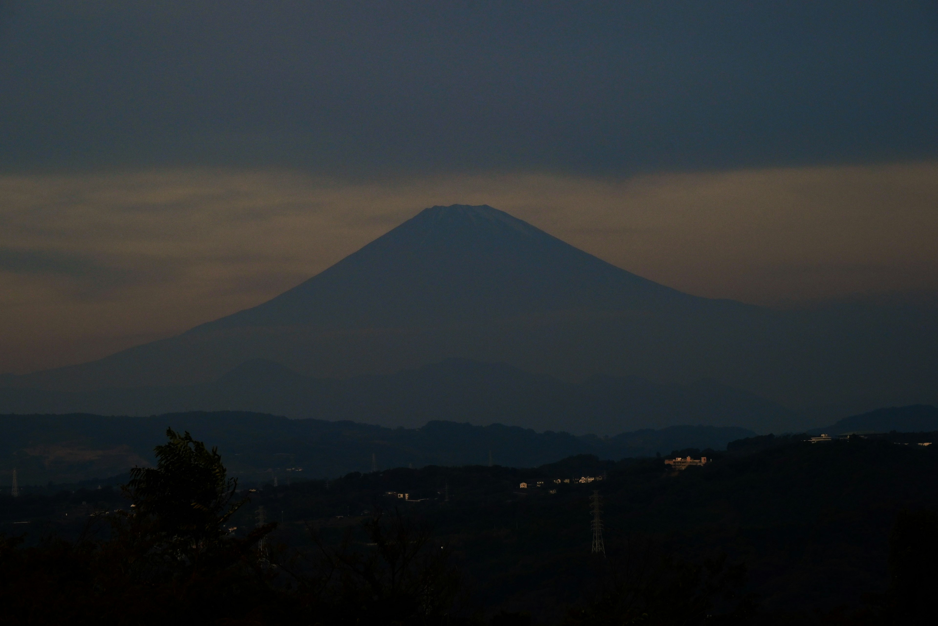 Silhouette del monte Fuji di notte