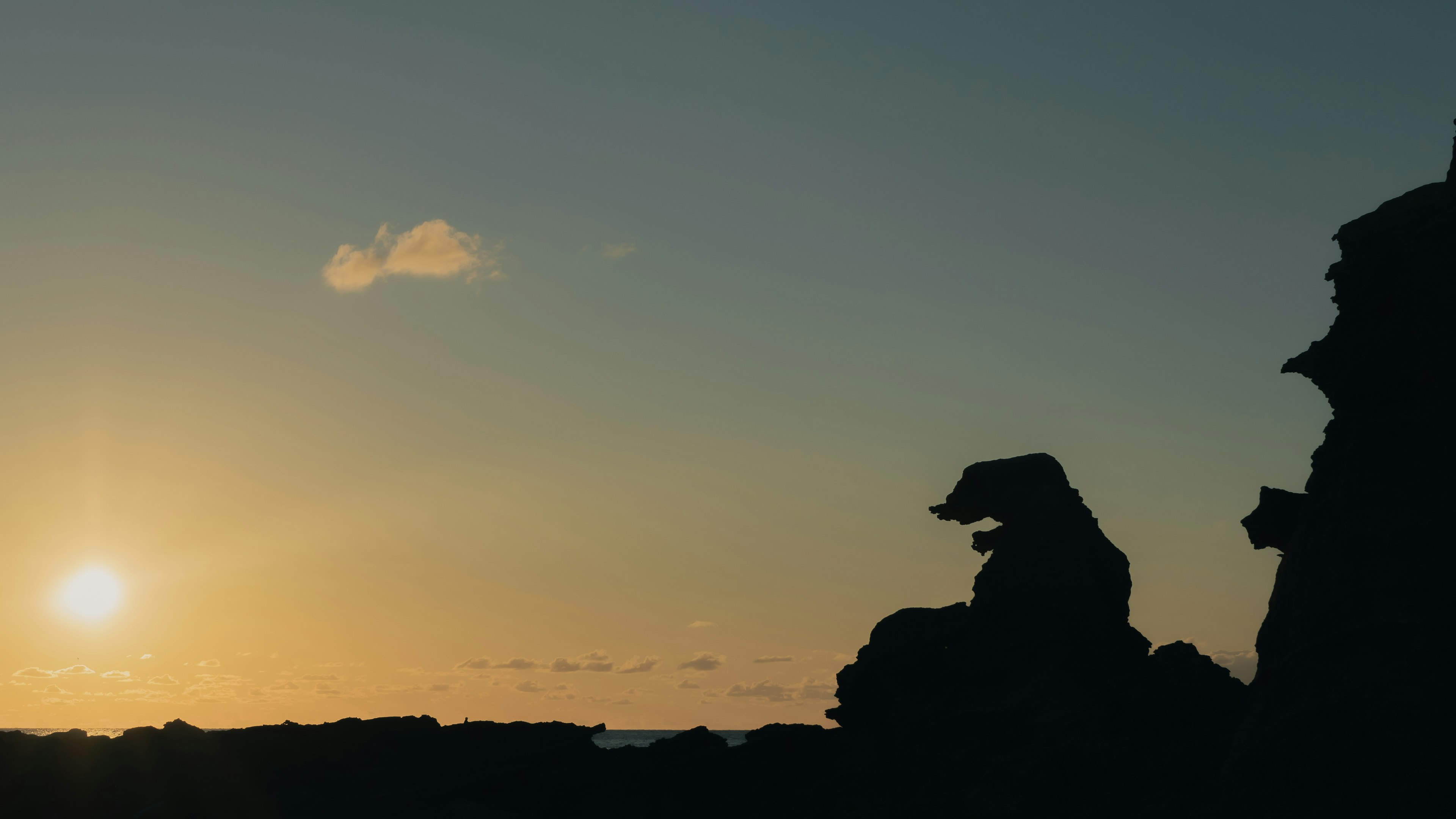 Silhouette eines Denkmals vor dem Sonnenuntergang