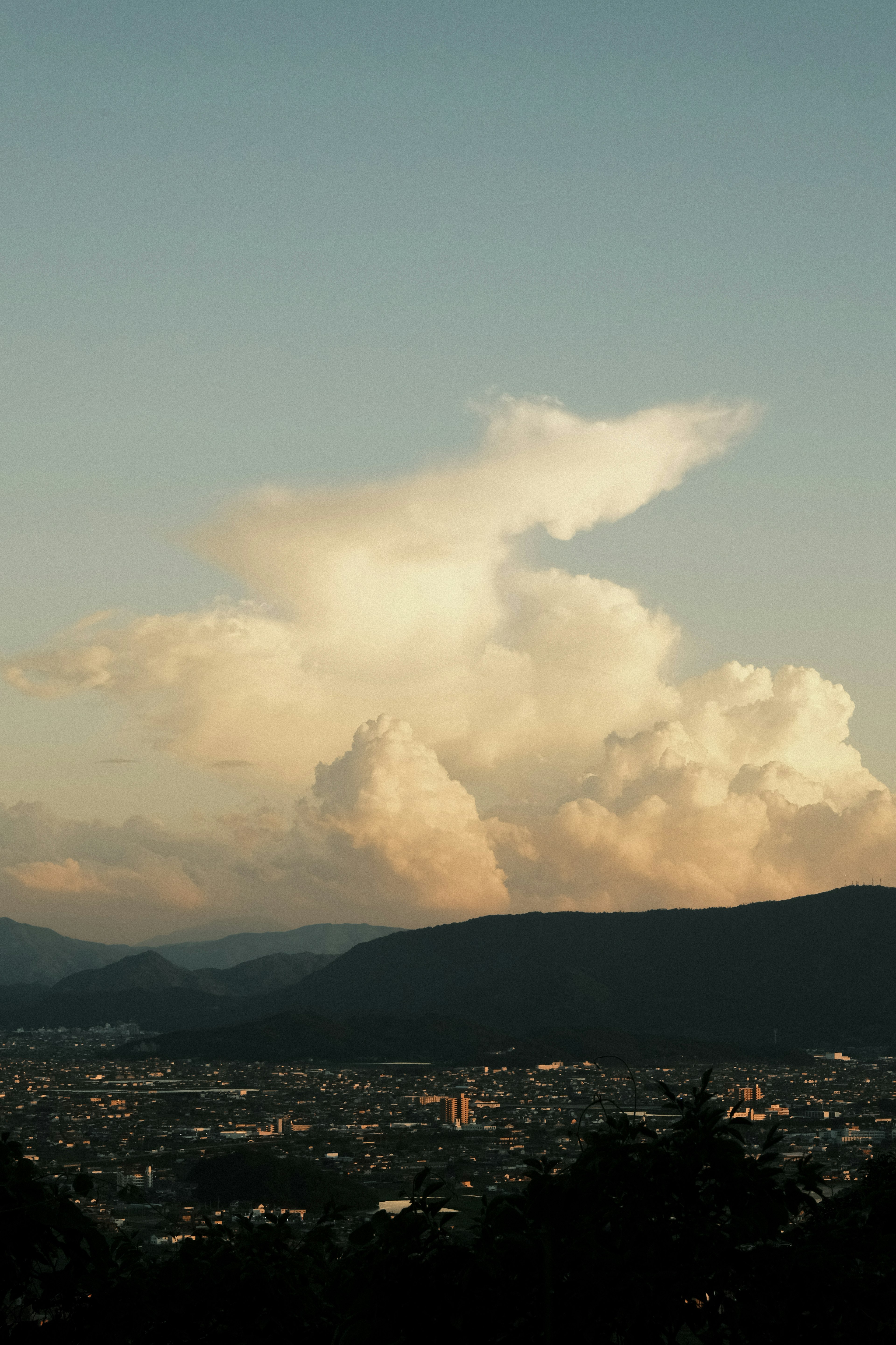 山の上からの美しい雲の景色と夕焼けの空