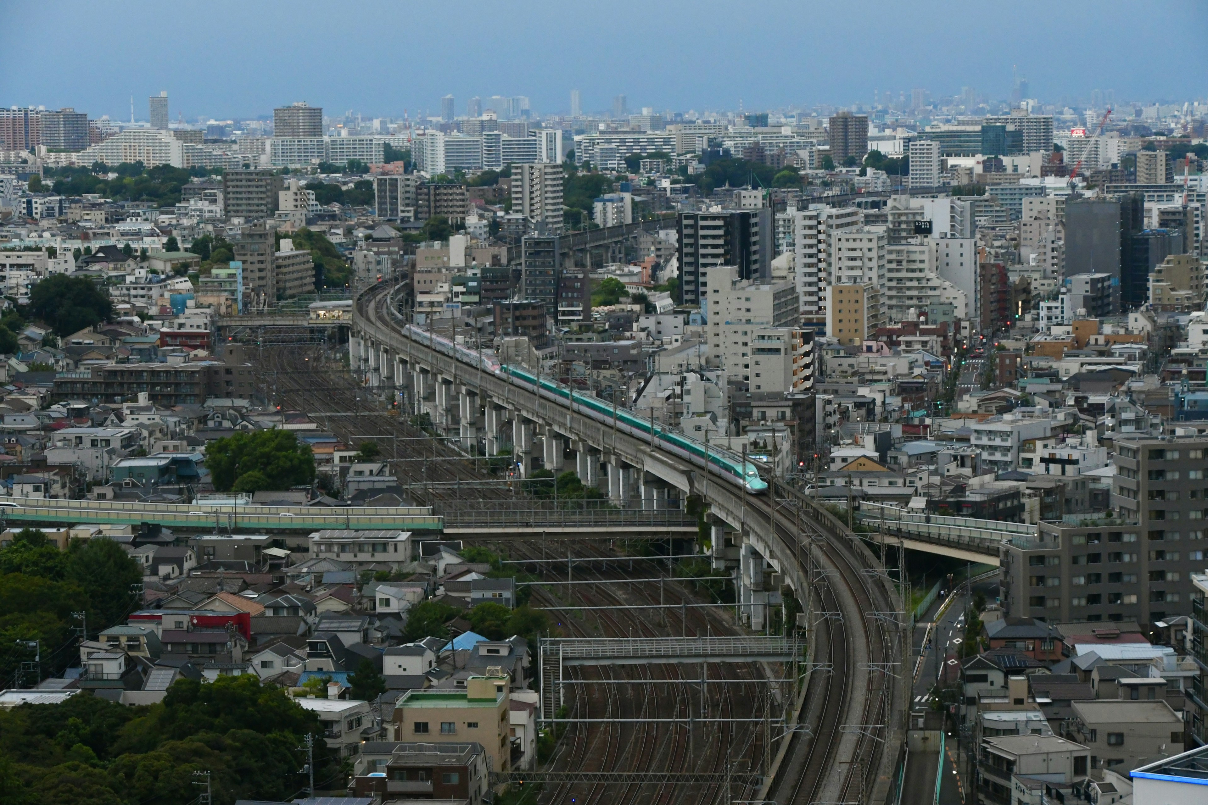 Paisaje urbano con rascacielos y ferrocarril