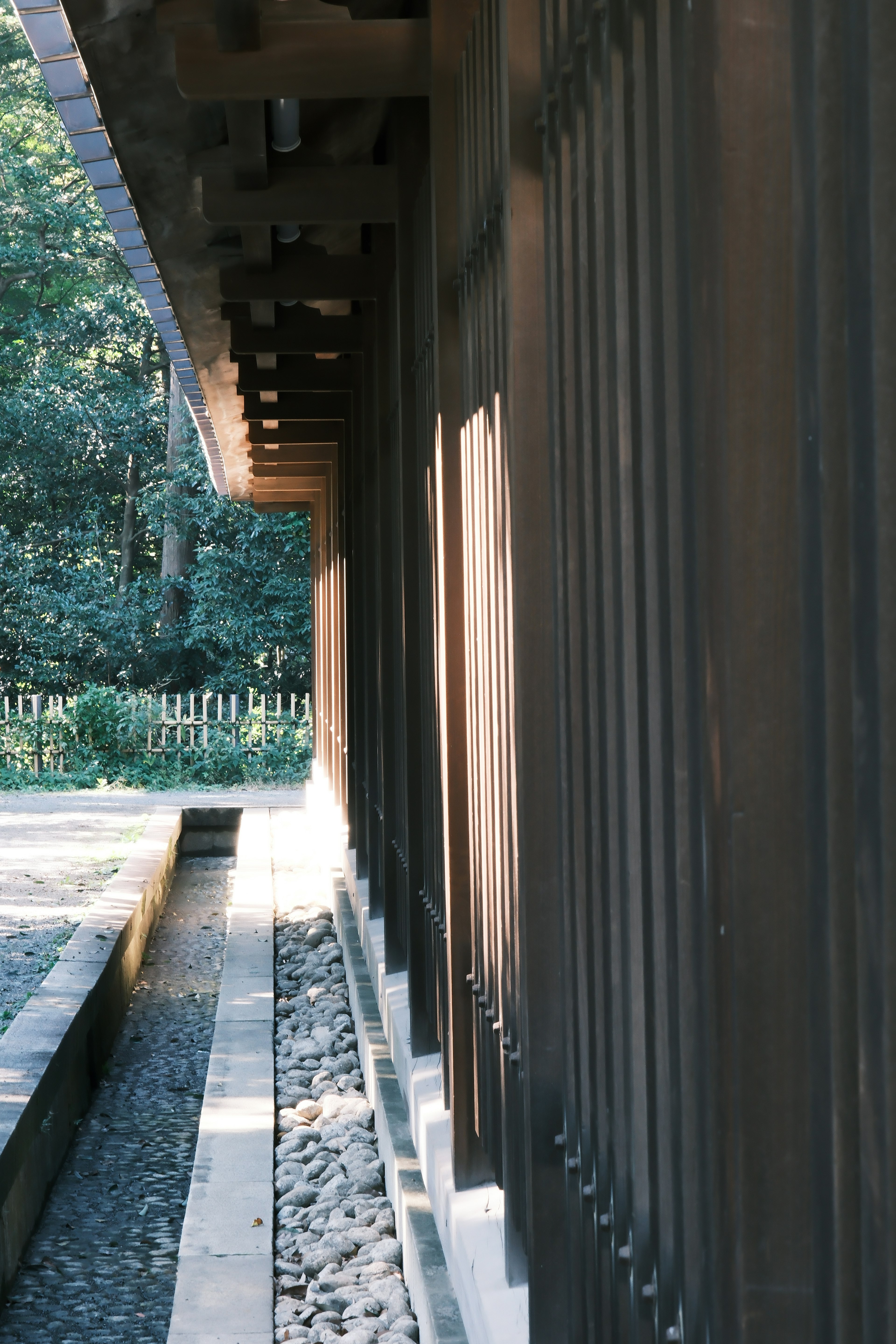 木製の建物の側面と庭の景色が見える