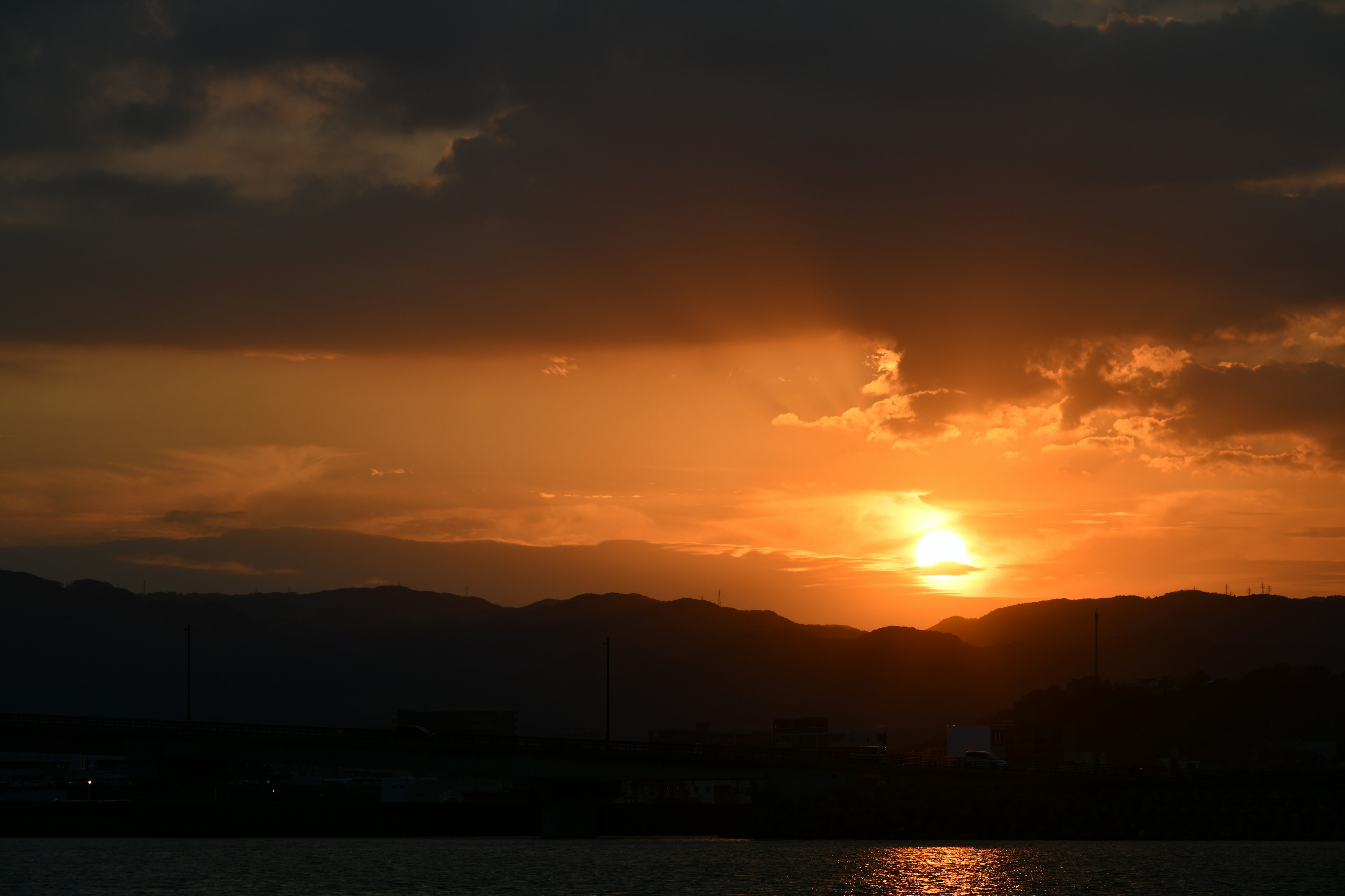 Silhouette delle montagne con un tramonto luminoso sullo sfondo