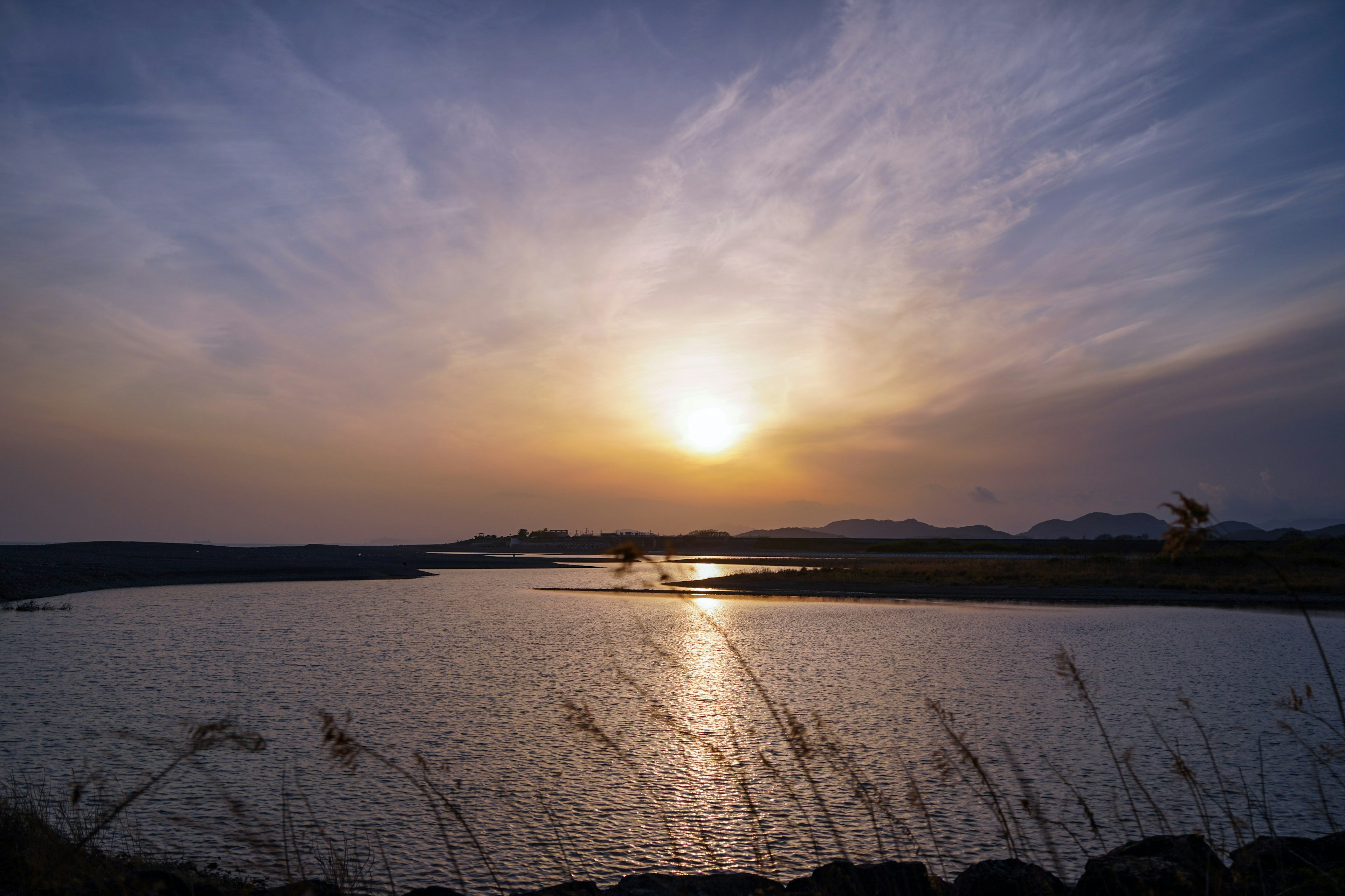 夕陽下河流的美麗風景