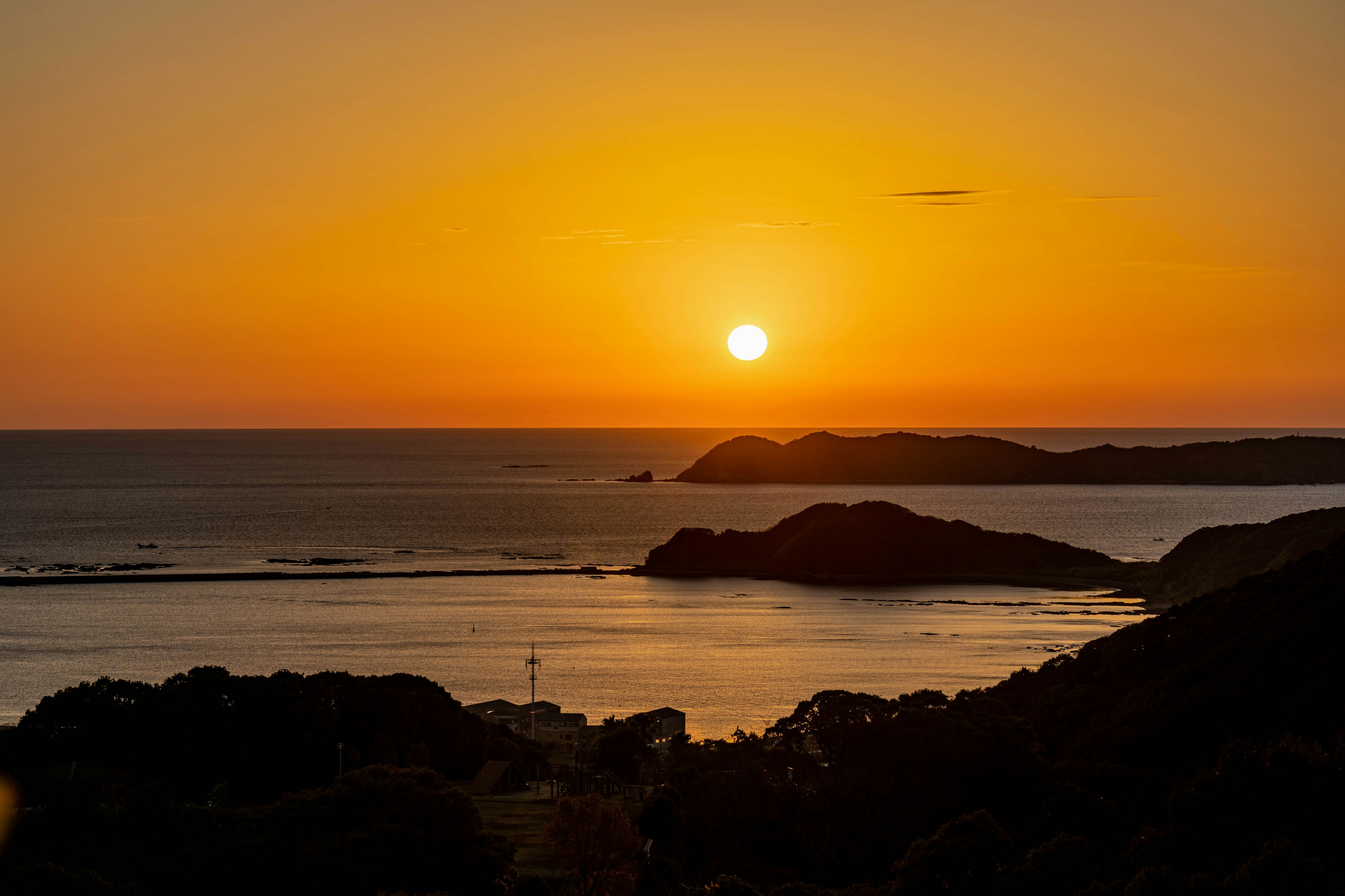 夕日が海に沈む景色の美しい風景