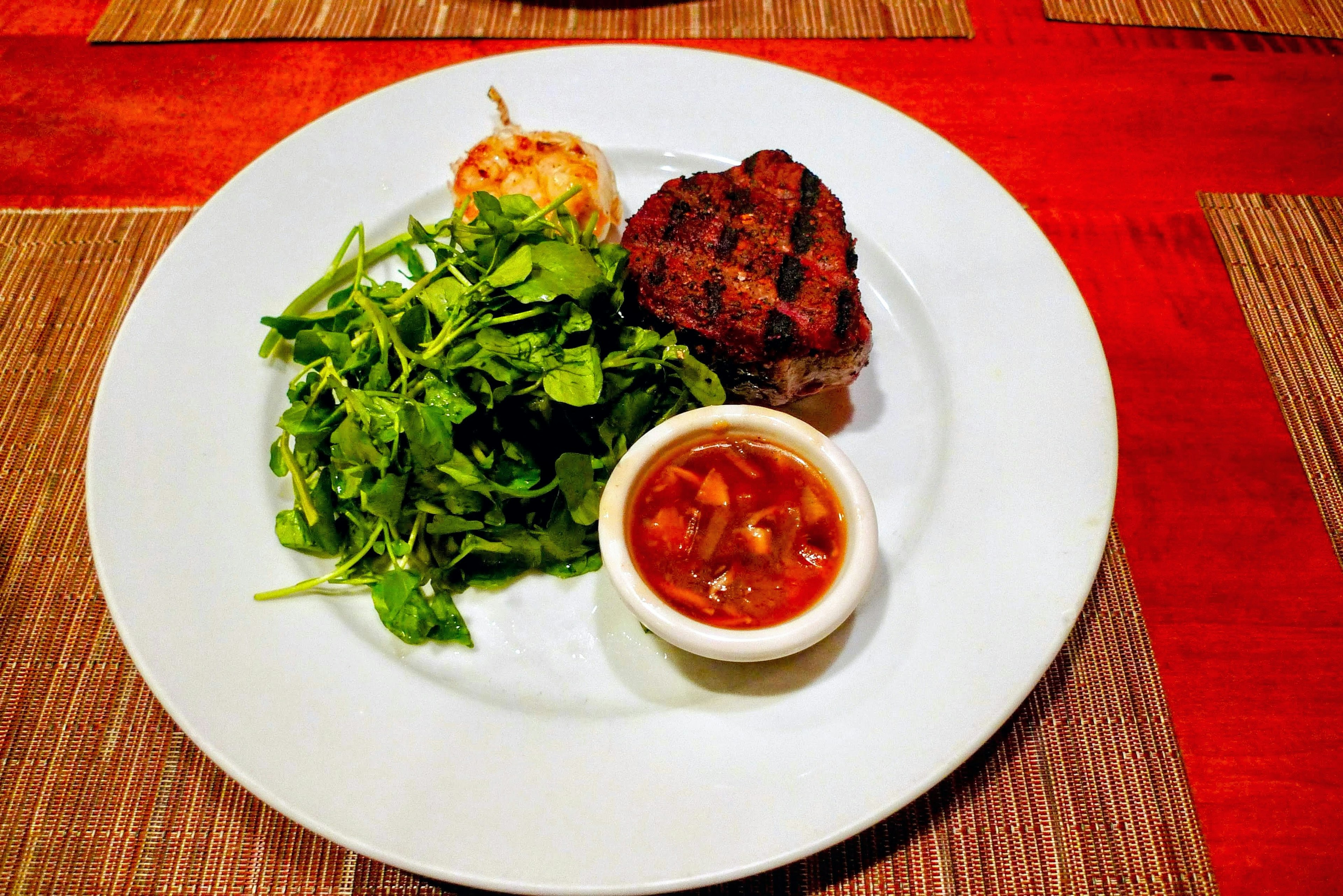 Steak grillé avec salade et sauce à tremper