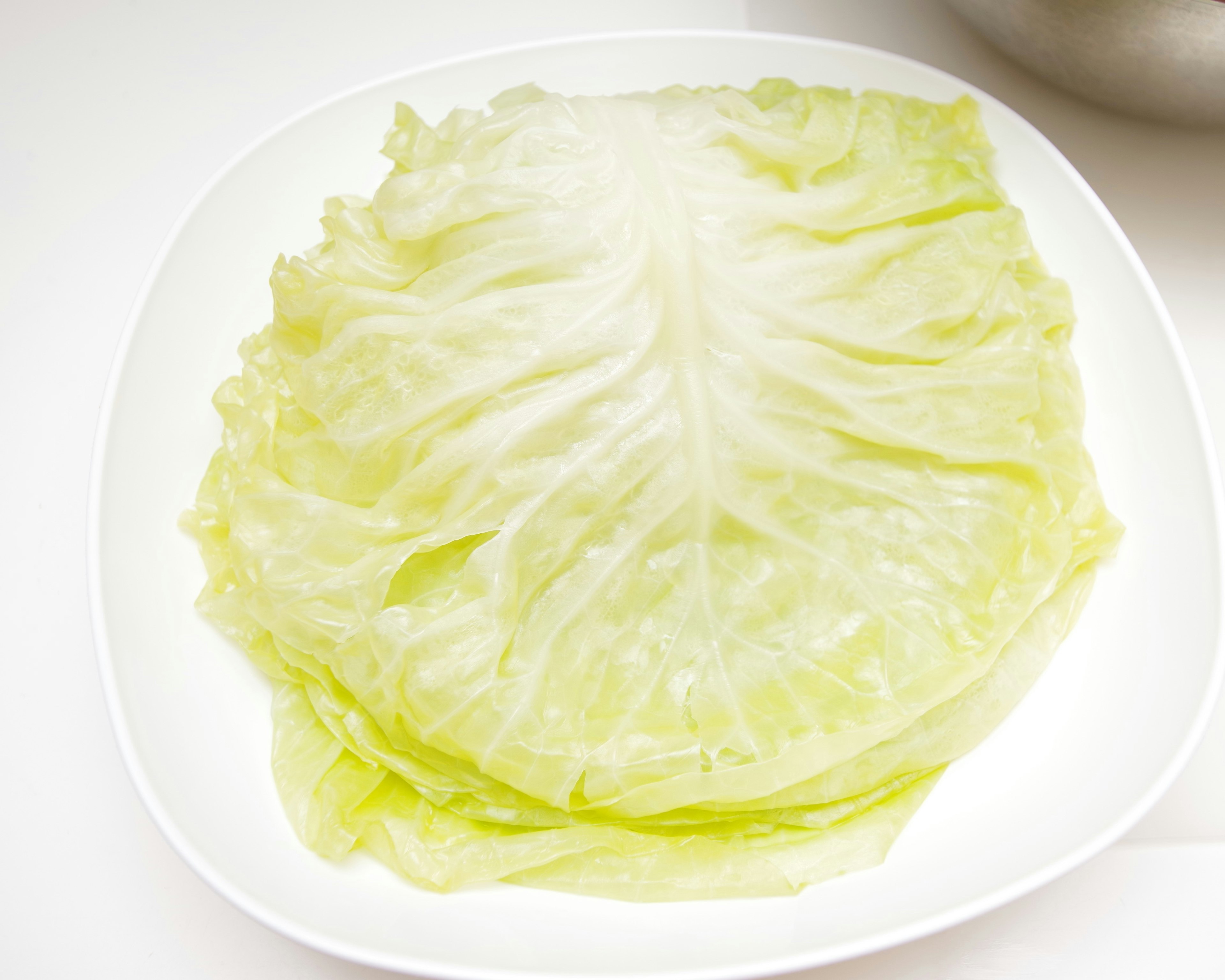 Hoja de lechuga fresca en un plato blanco