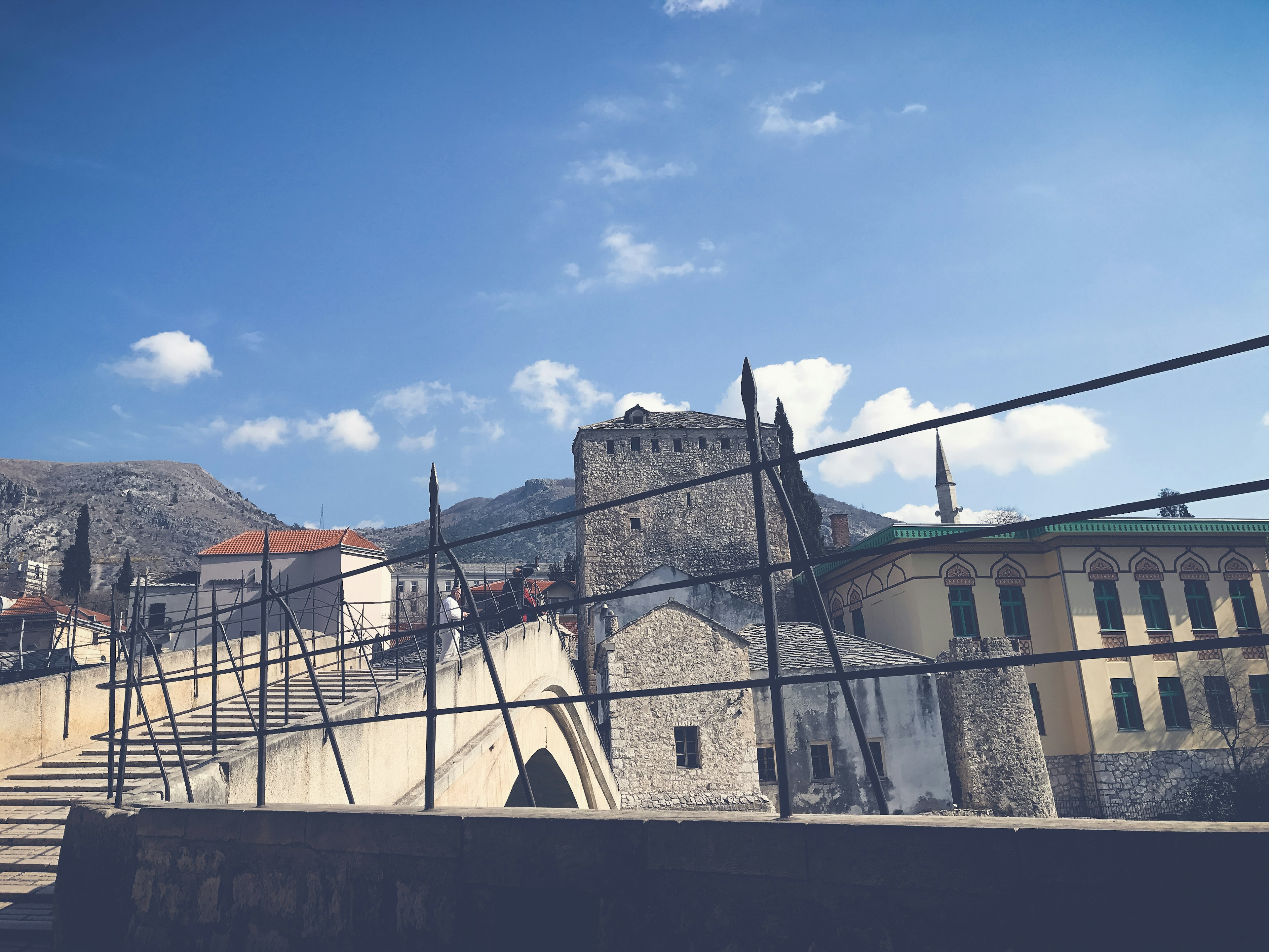 Vista panoramica di vecchi edifici e un ponte sotto un bel cielo blu