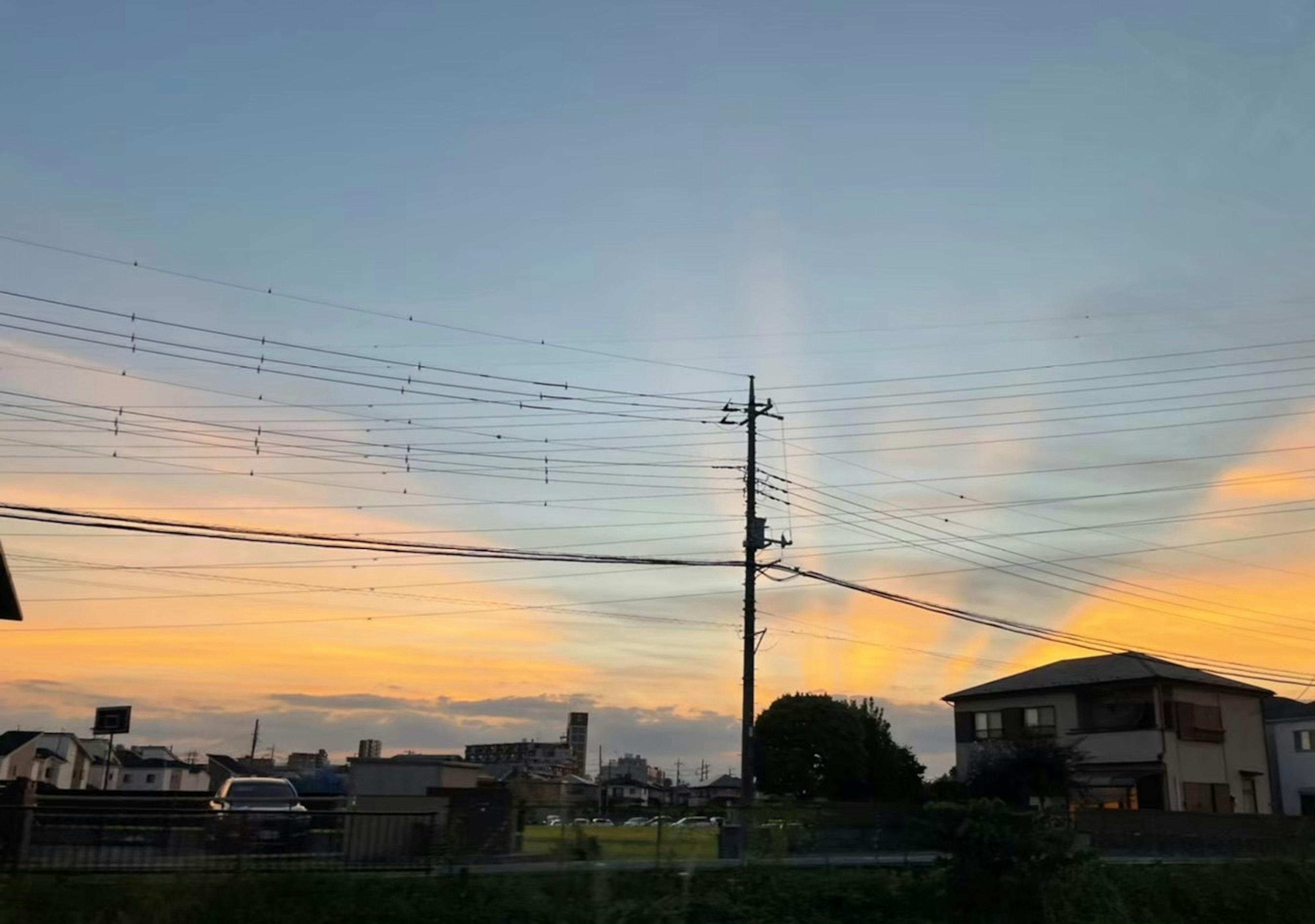 Cielo al tramonto con linee elettriche visibili