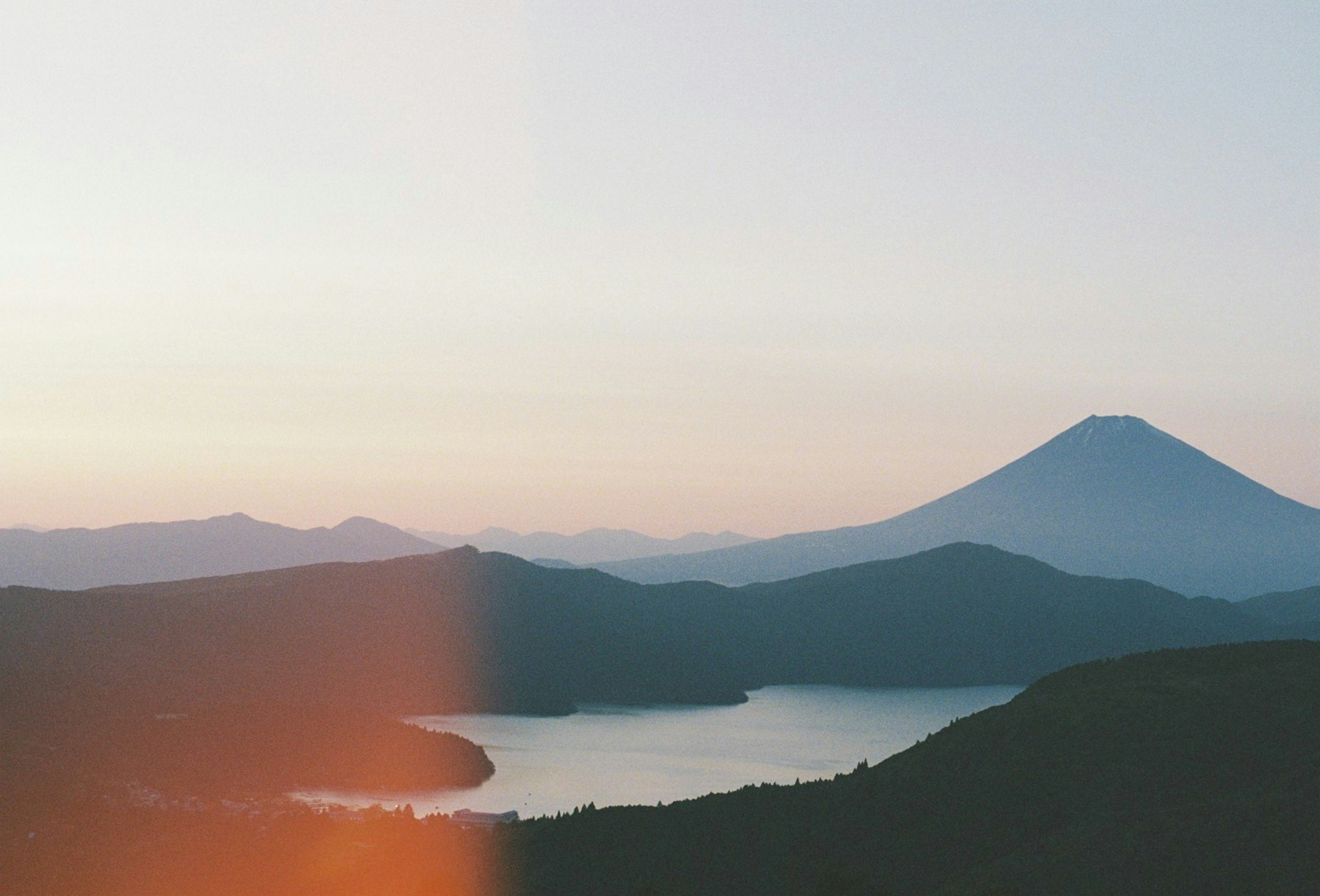 Vue panoramique au coucher de soleil avec des montagnes et un lac Mont Fuji en arrière-plan