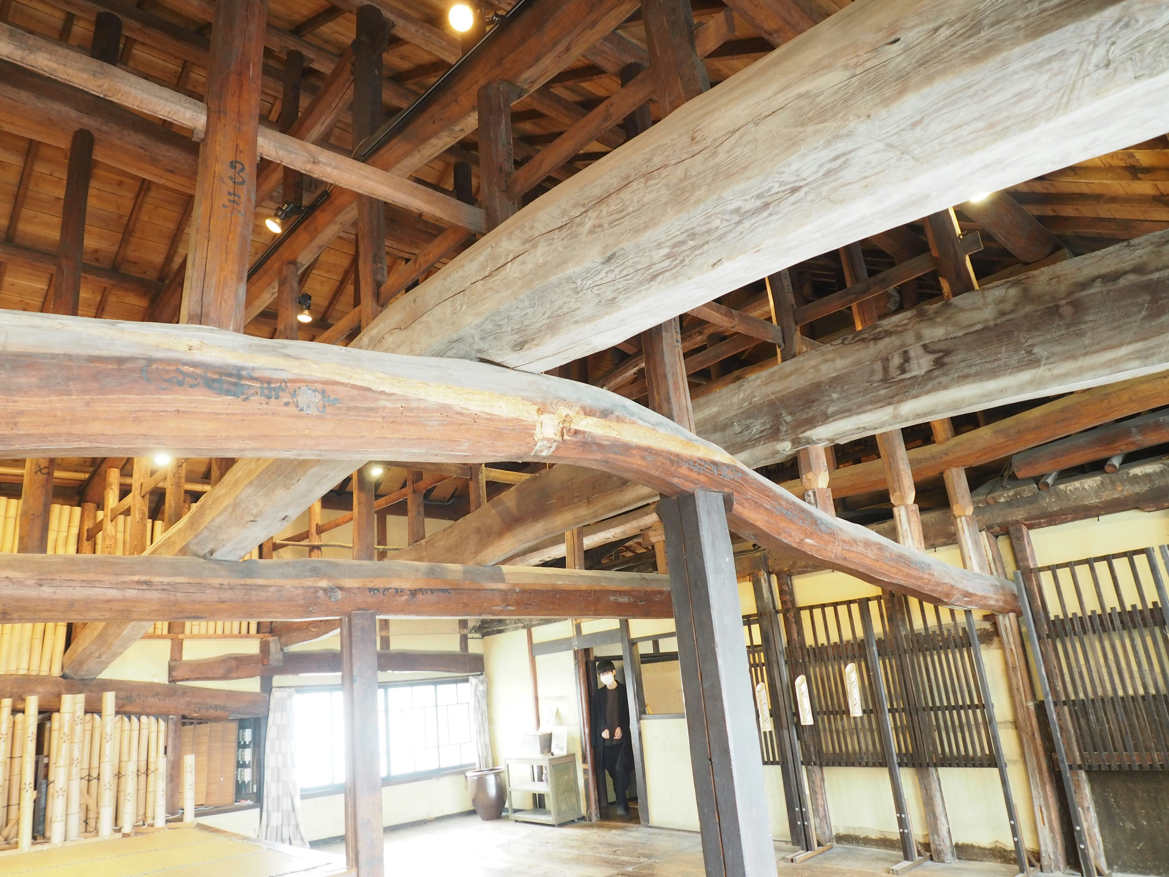 Struktur interior arsitektur Jepang tradisional dengan balok kayu dan langit-langit