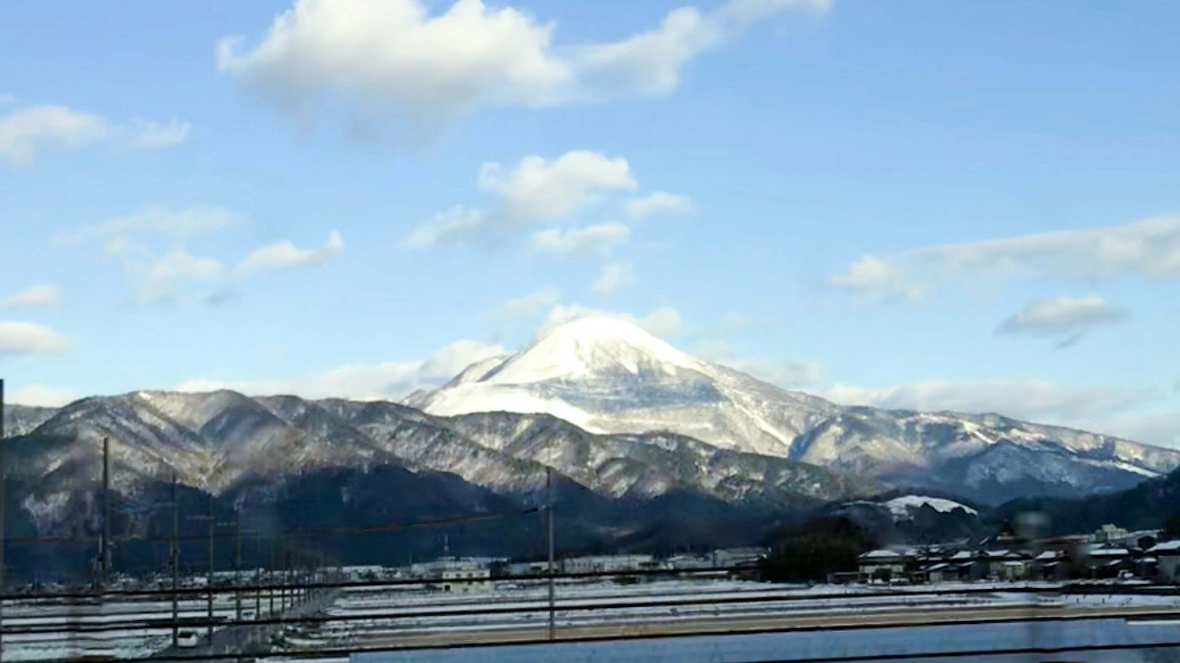 被雪覆盖的山和蓝天的景色