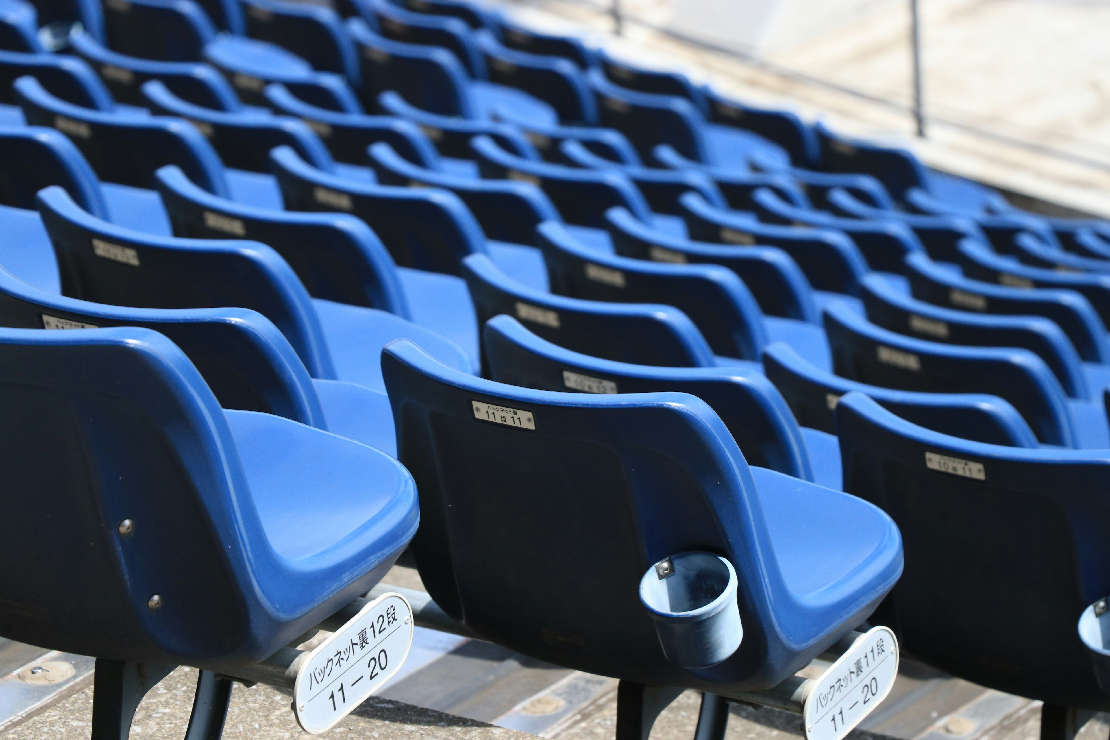 Filas de asientos azules de un estadio dispuestos en un patrón