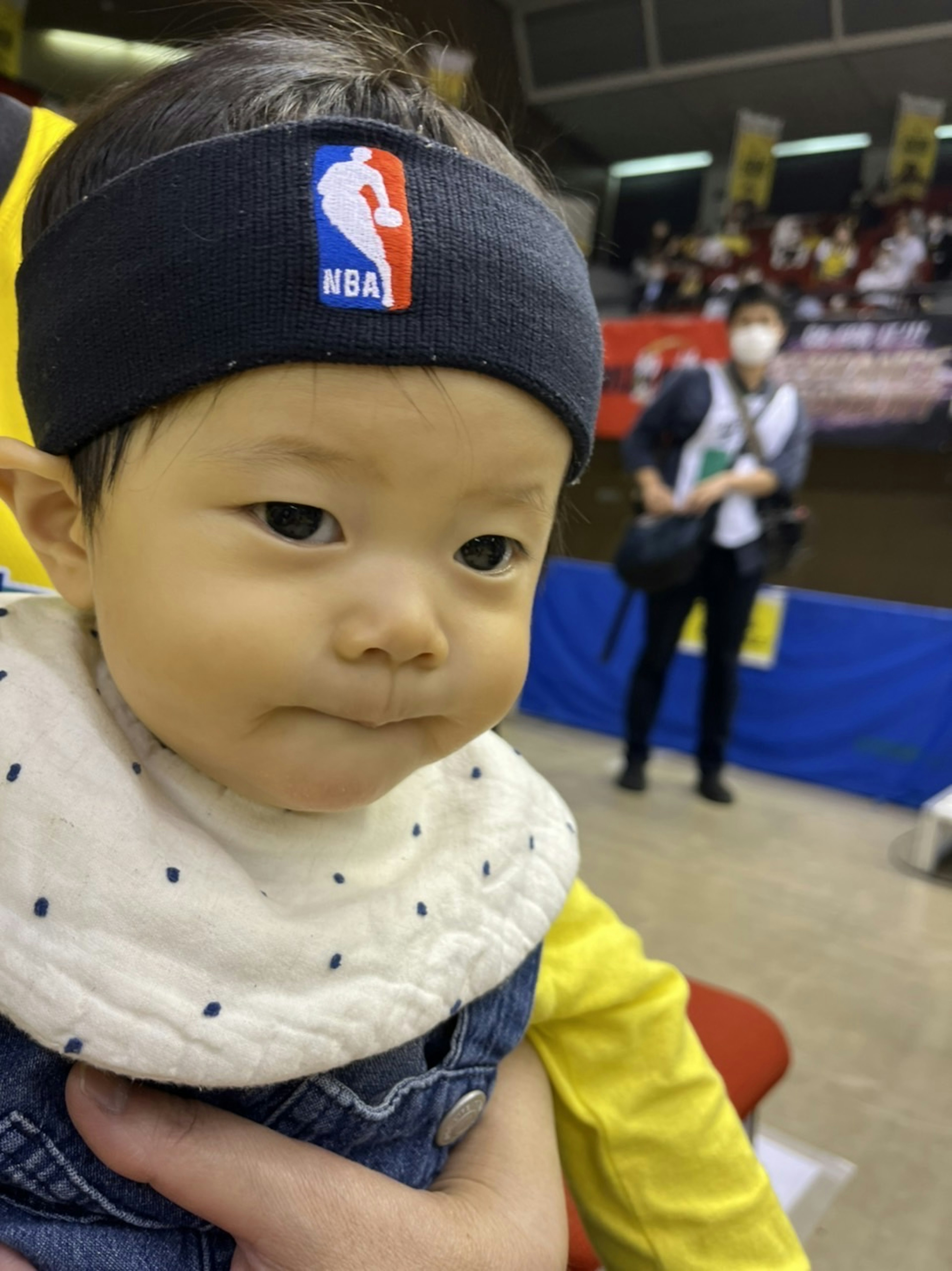 Bambino con fascia NBA e un'espressione pensierosa