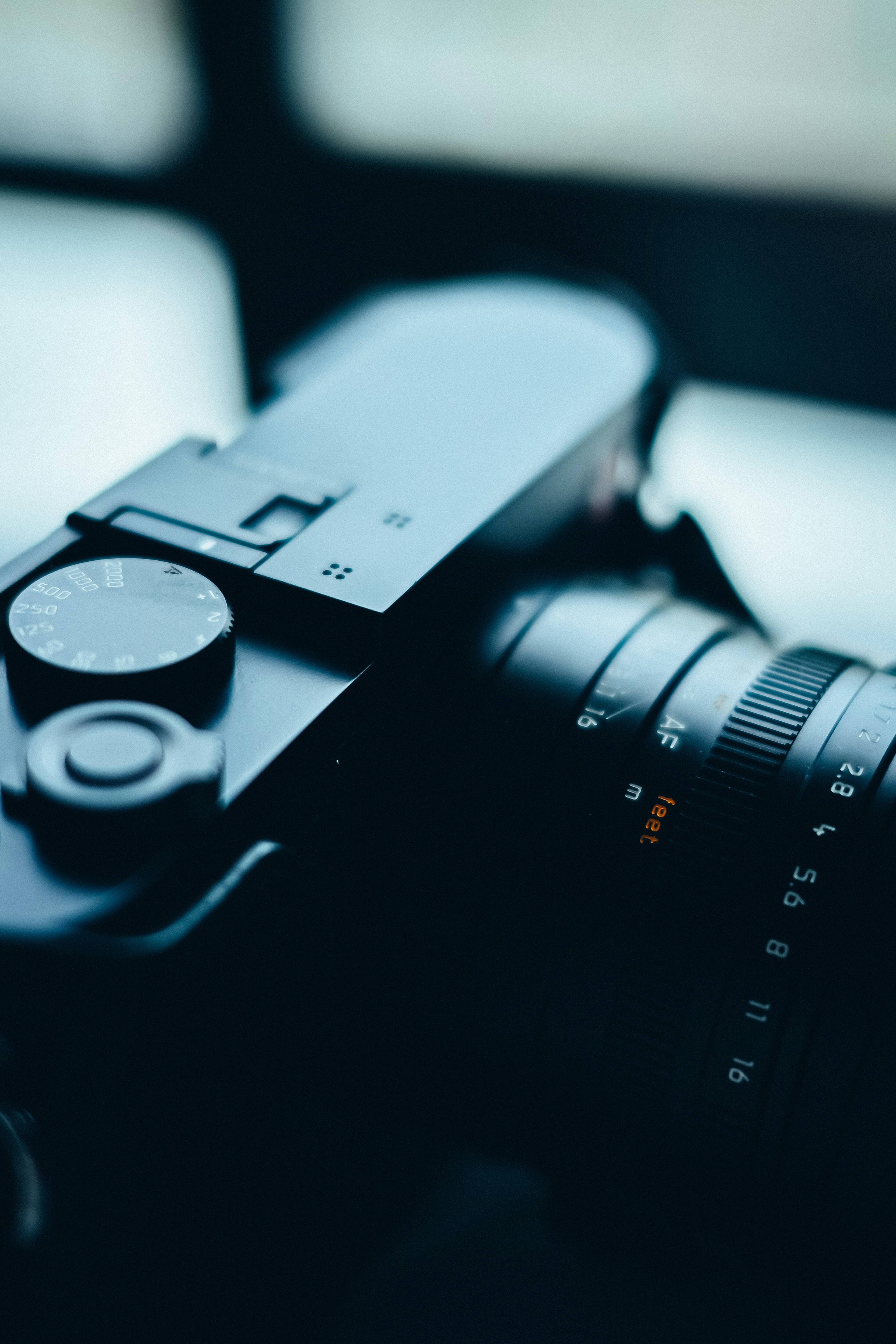 Primo piano di una fotocamera che mostra la vista dall'alto con il pulsante di scatto e i dettagli dell'obiettivo