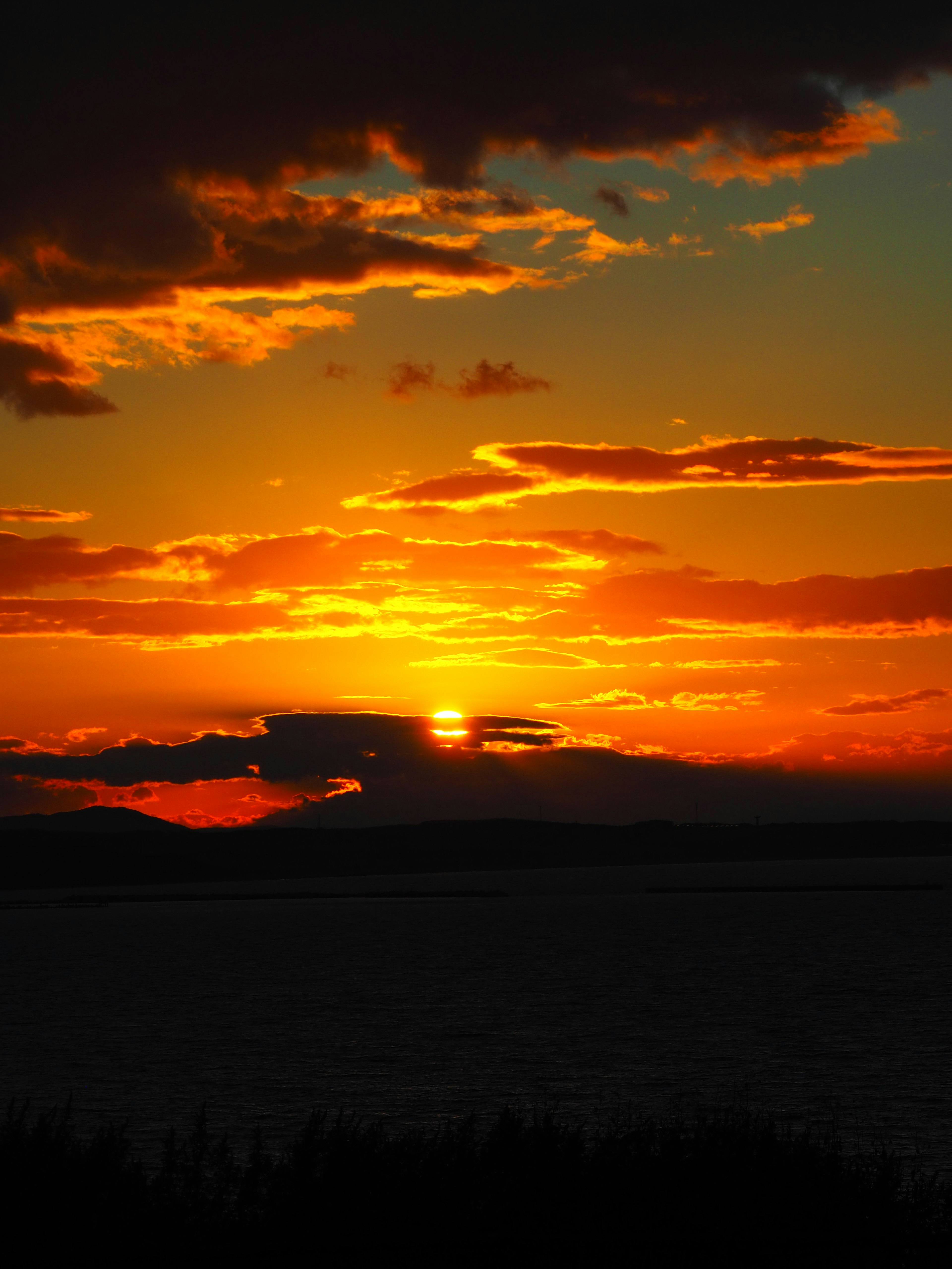 Magnifique ciel de coucher de soleil avec le soleil se couchant à l'horizon