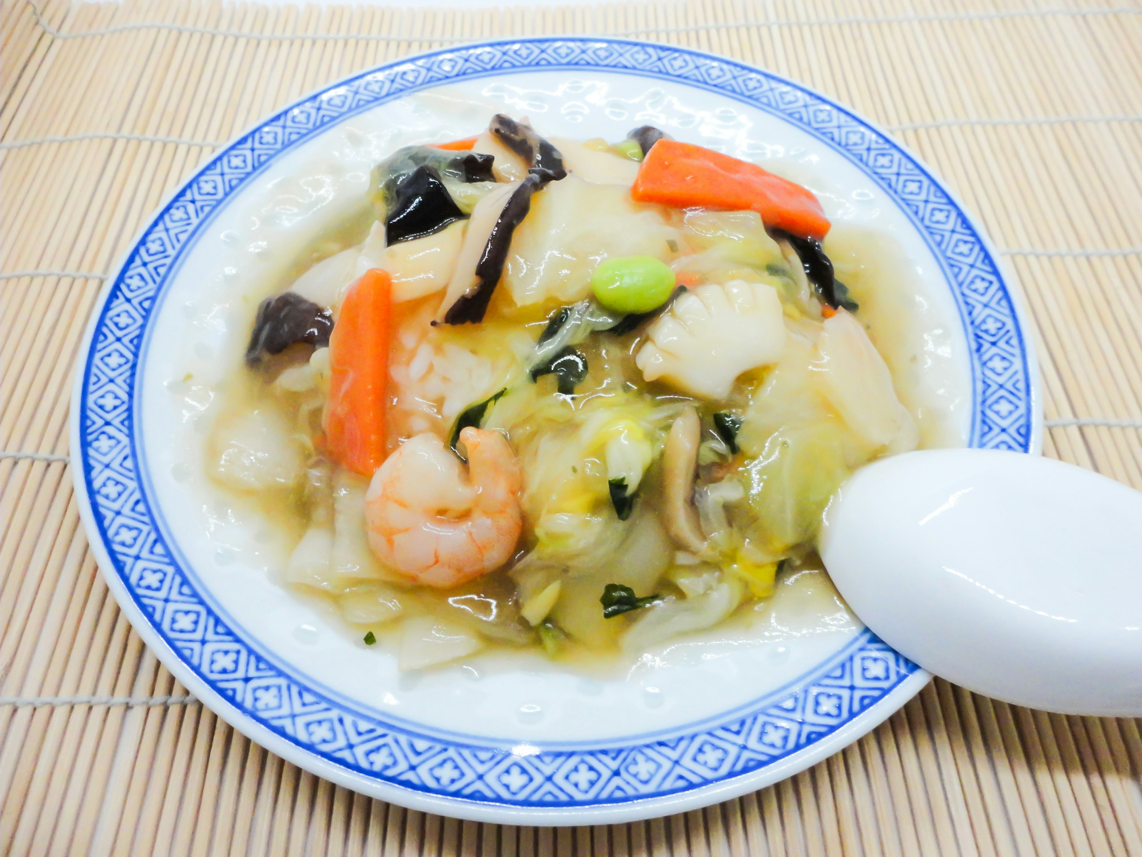 Plato de estilo chino con verduras coloridas y camarones