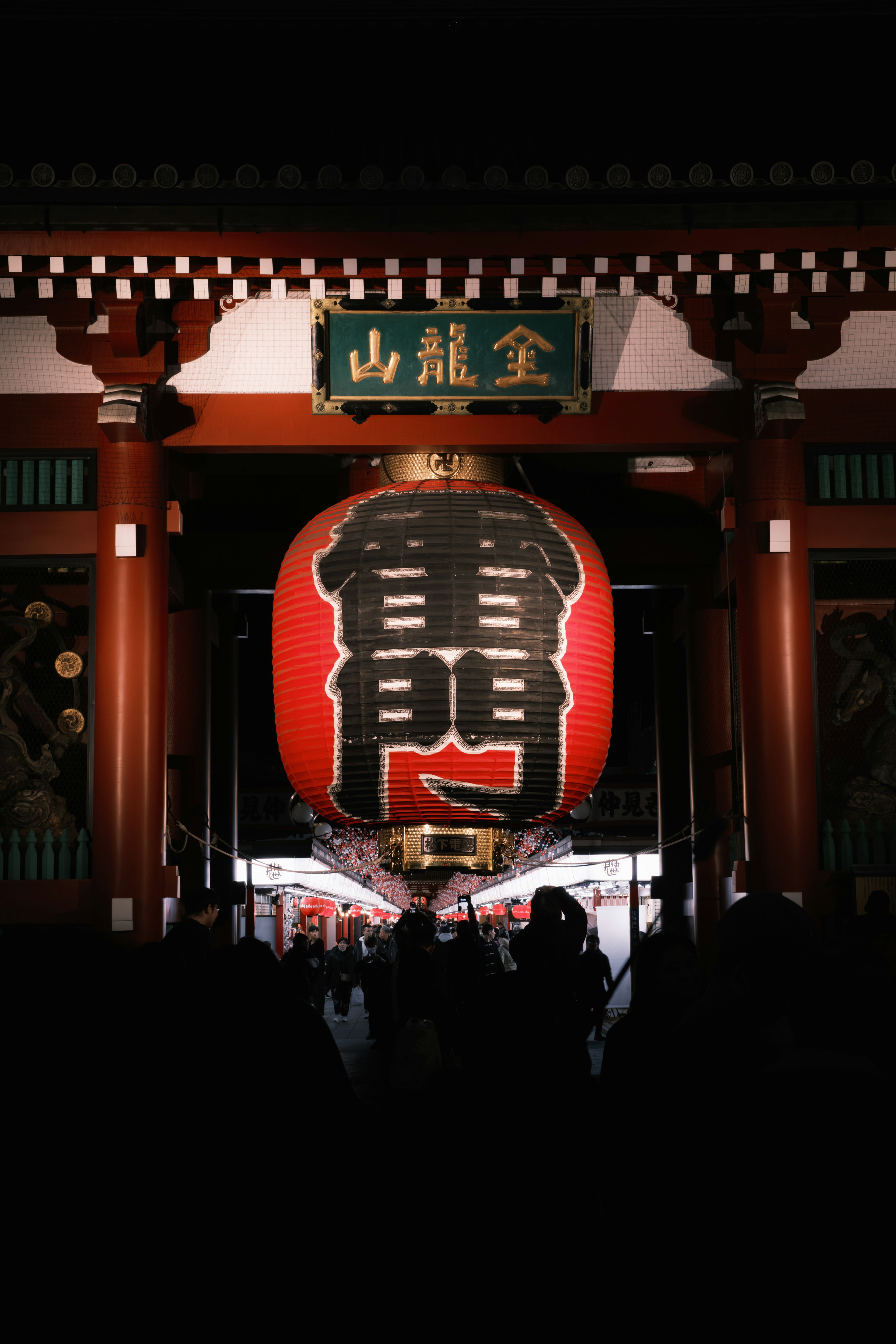 Portail Thunder du temple Senso-ji avec une grande lanterne rouge illuminée la nuit