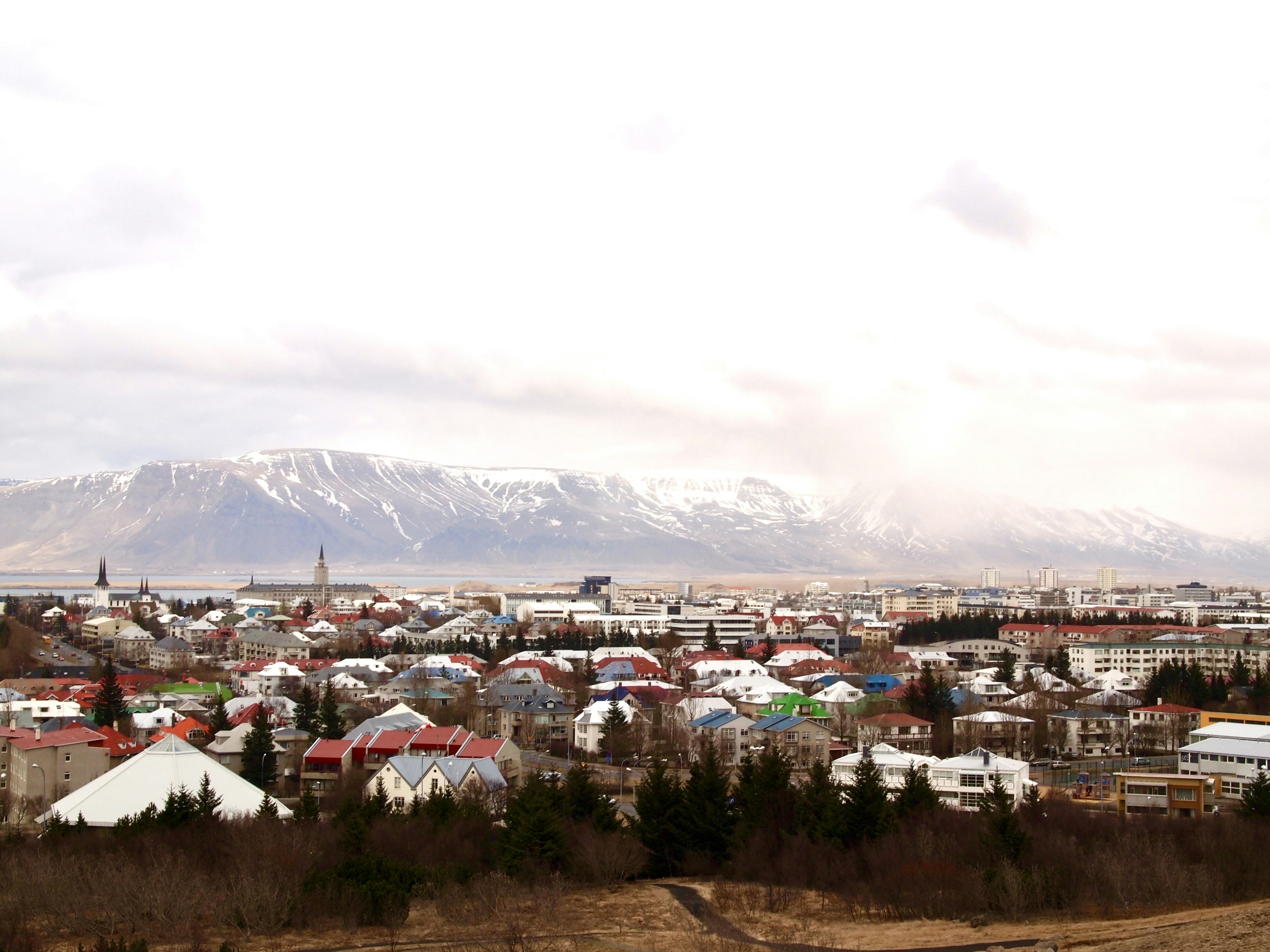 Cảnh quan thành phố Reykjavik với những ngọn núi phủ tuyết ở phía sau