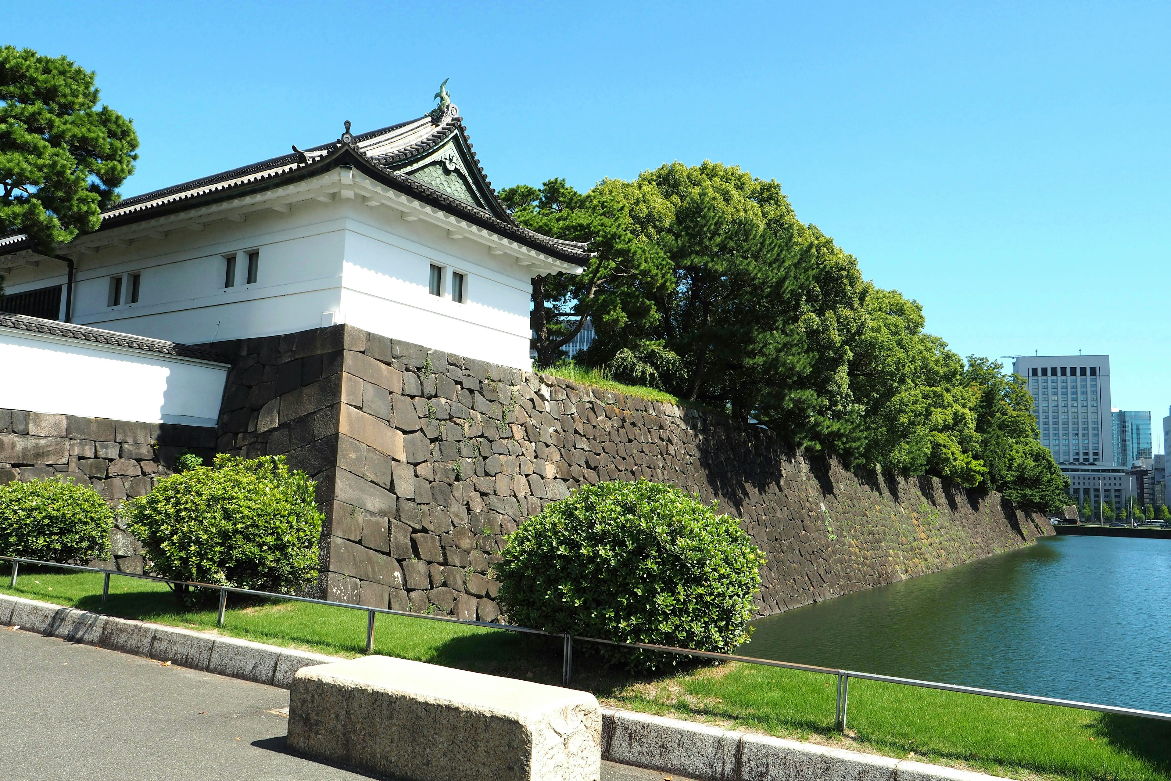 Pemandangan struktur putih dan dinding batu Istana Kekaisaran di Tokyo