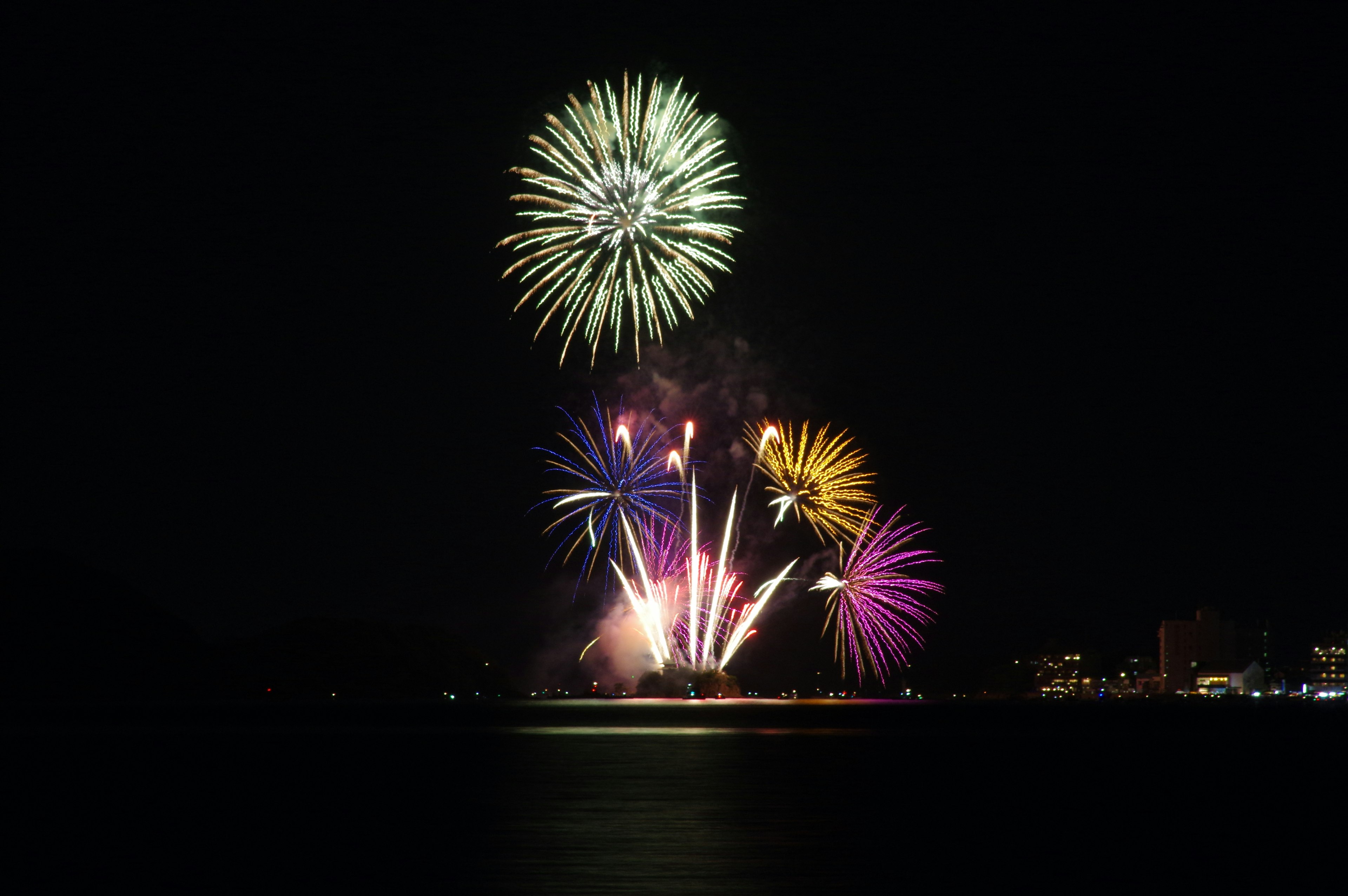 夜空を彩るカラフルな花火が打ち上げられた美しい光景