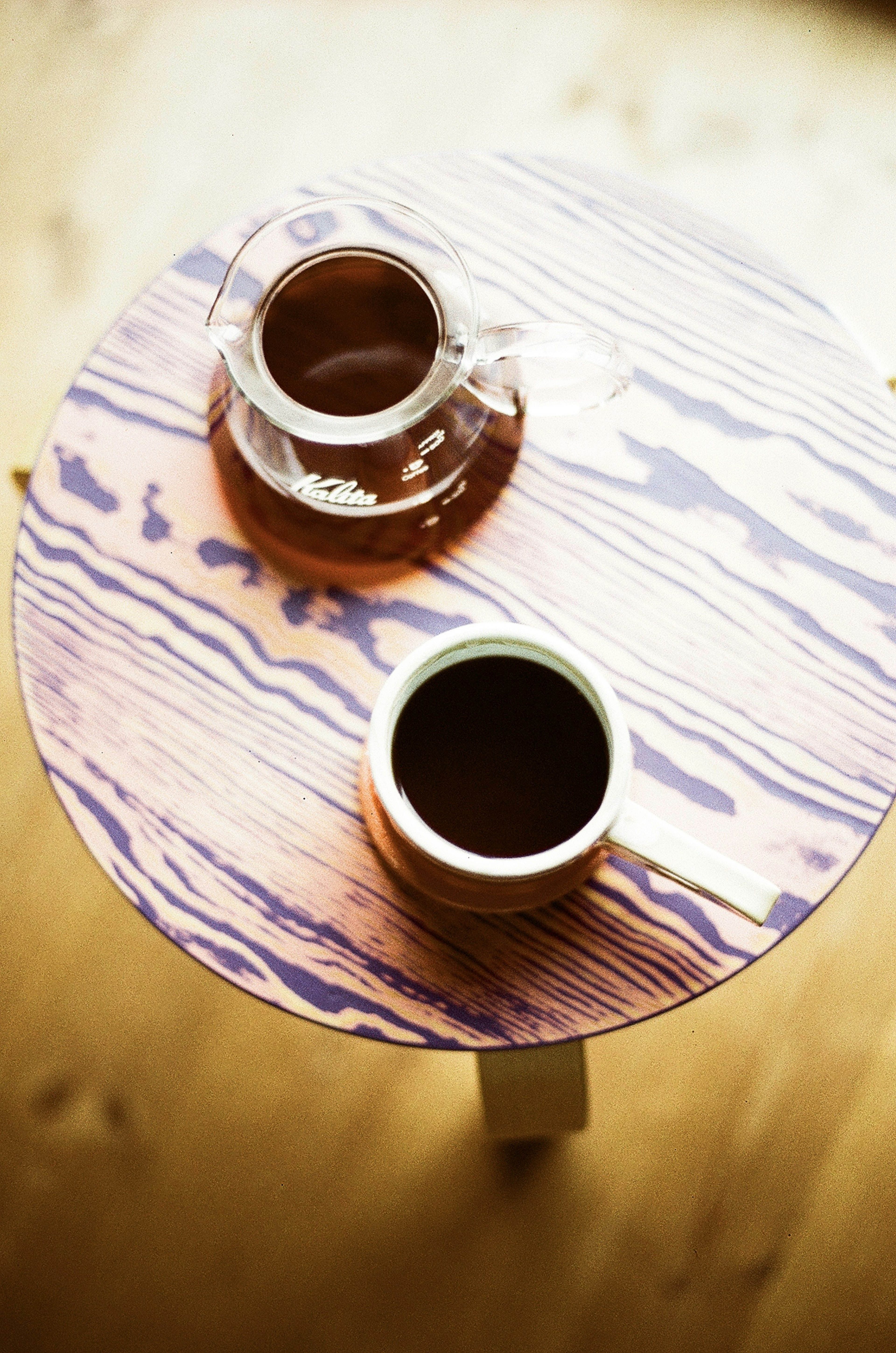 Pot de café et tasse sur une table en bois violet