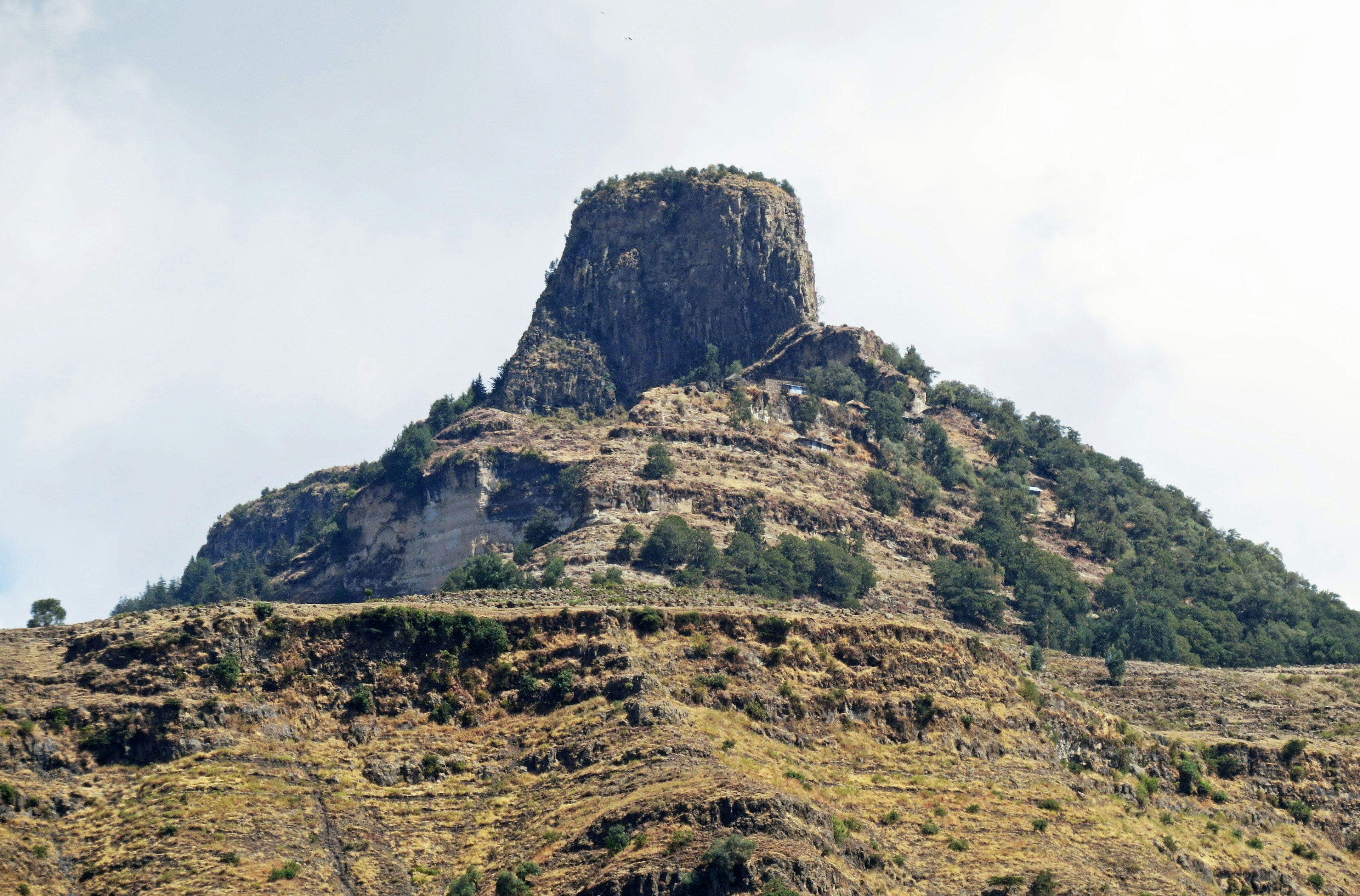 Formazione rocciosa che si erge su una cima montuosa