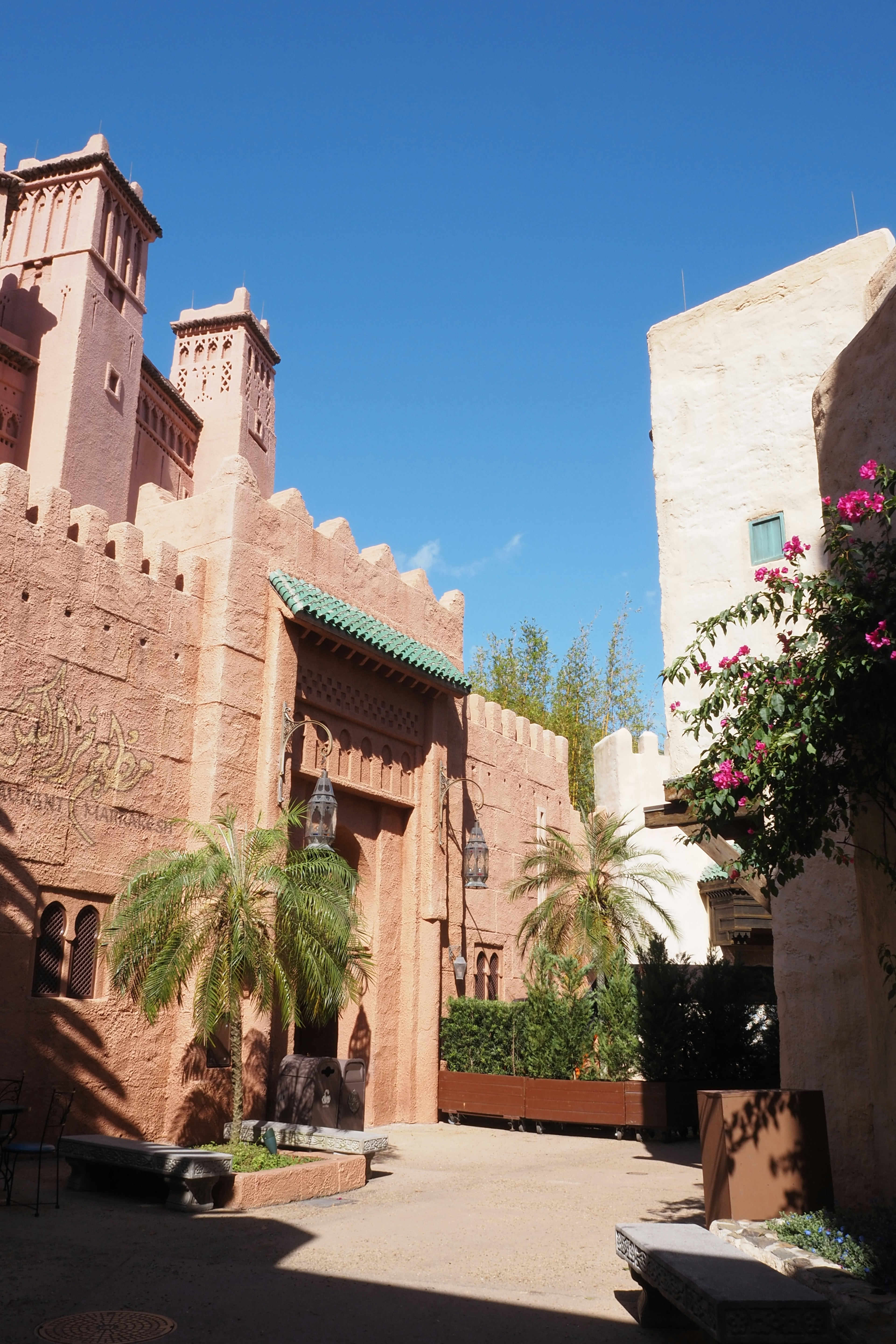 Cour intérieure d'architecture marocaine traditionnelle avec ciel bleu