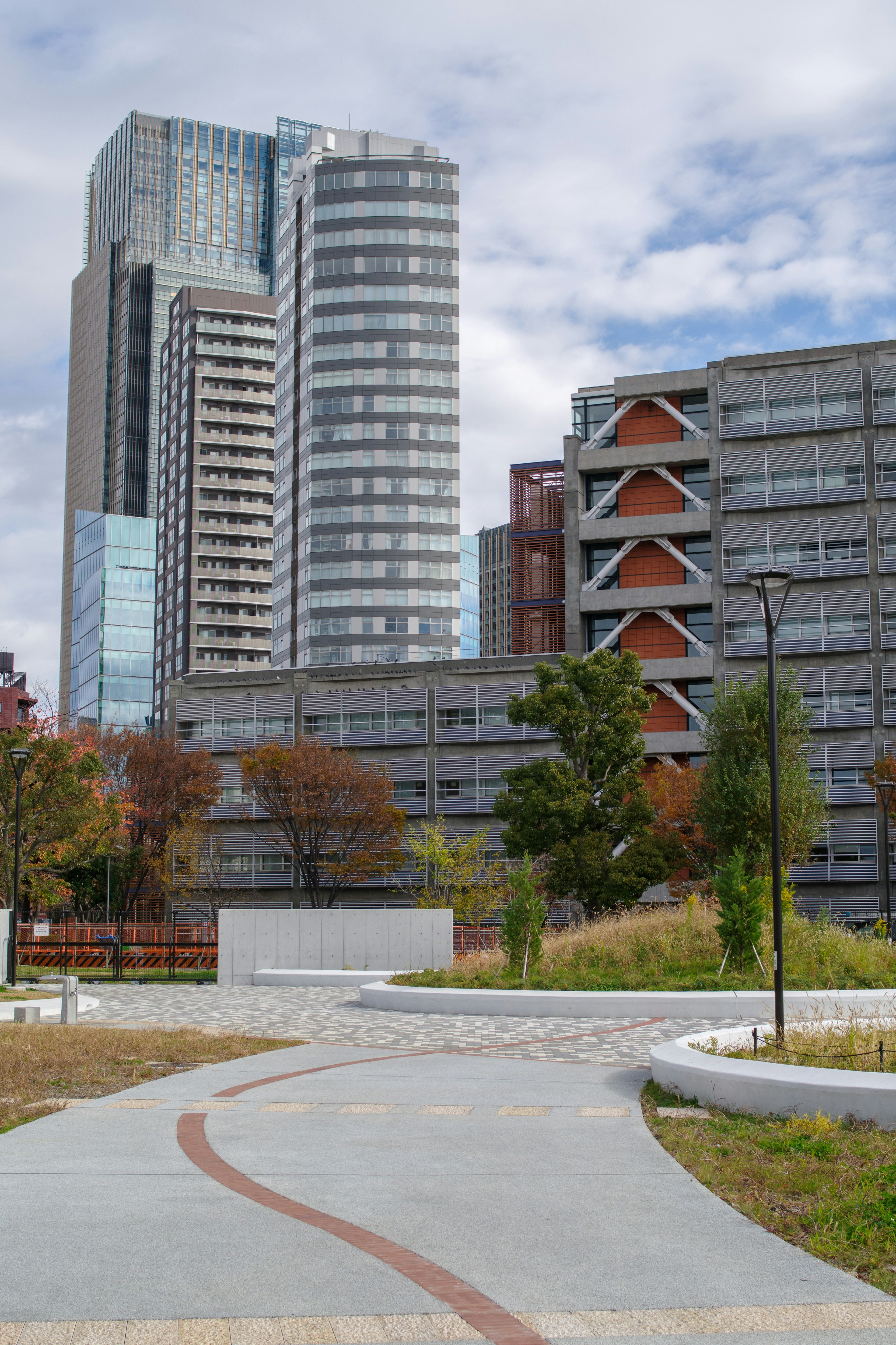 Gratte-ciels modernes avec un chemin de parc au premier plan