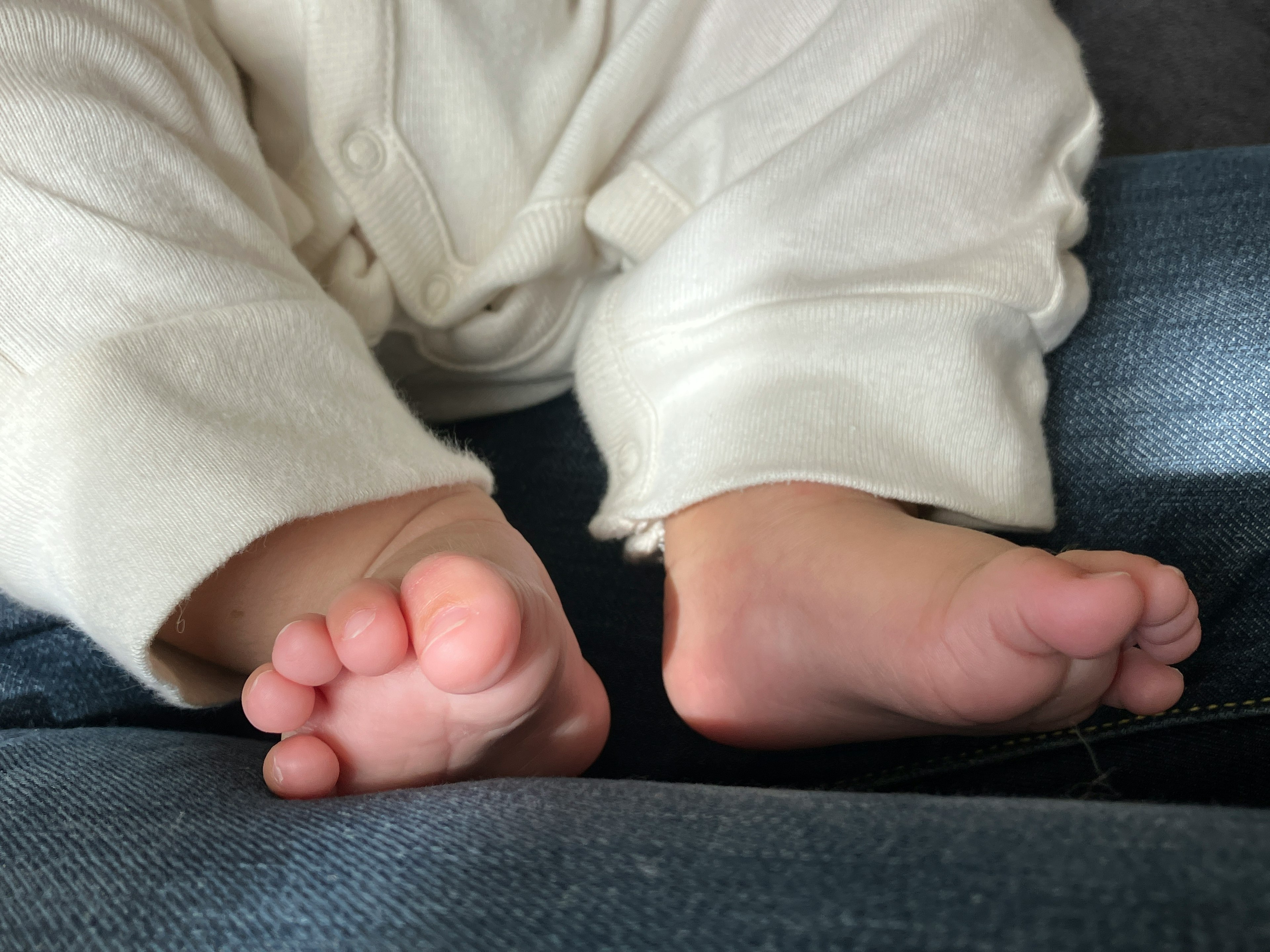 Close-up kaki bayi mengenakan pakaian lembut jari-jari kecil yang menggemaskan