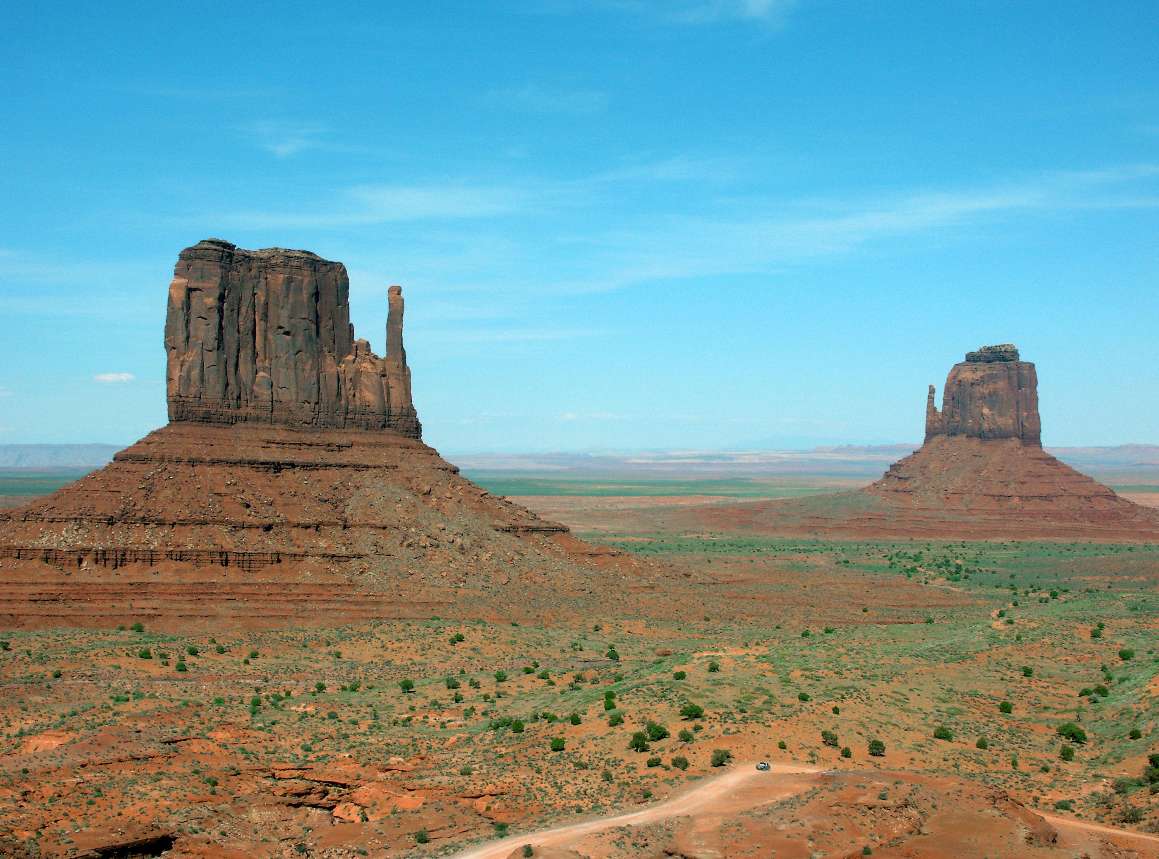 รูปแบบหินที่งดงามของ Monument Valley กับทิวทัศน์ทะเลทรายกว้างใหญ่