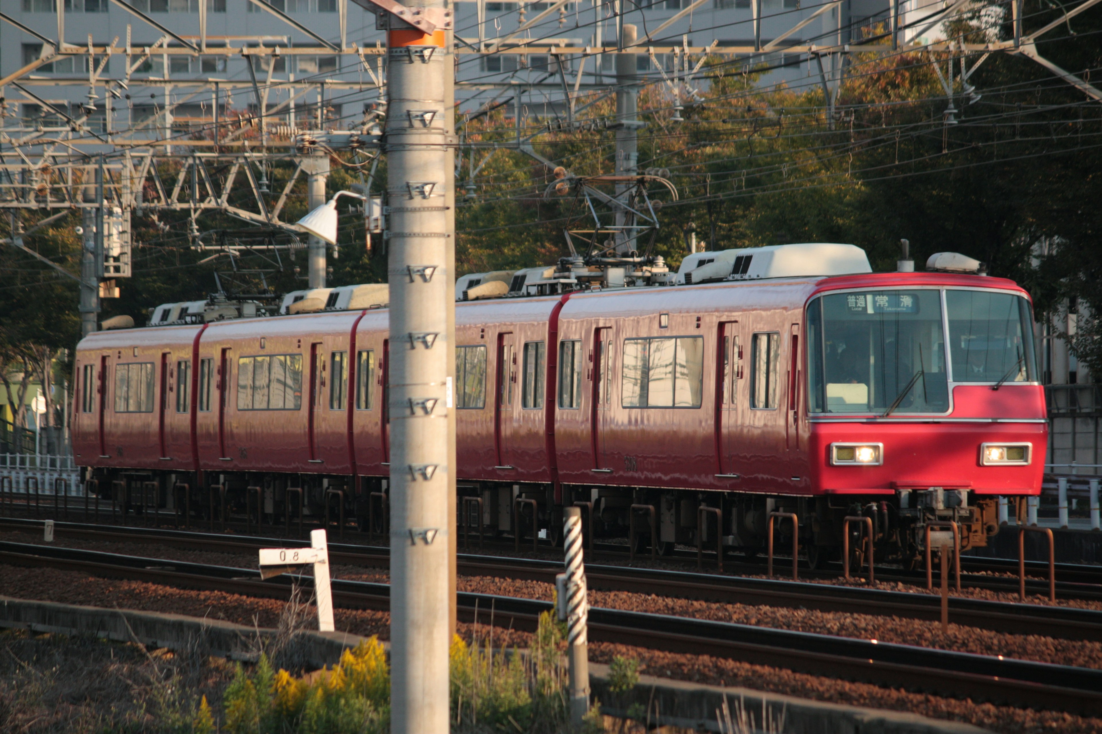 赤い電車が線路を走る風景