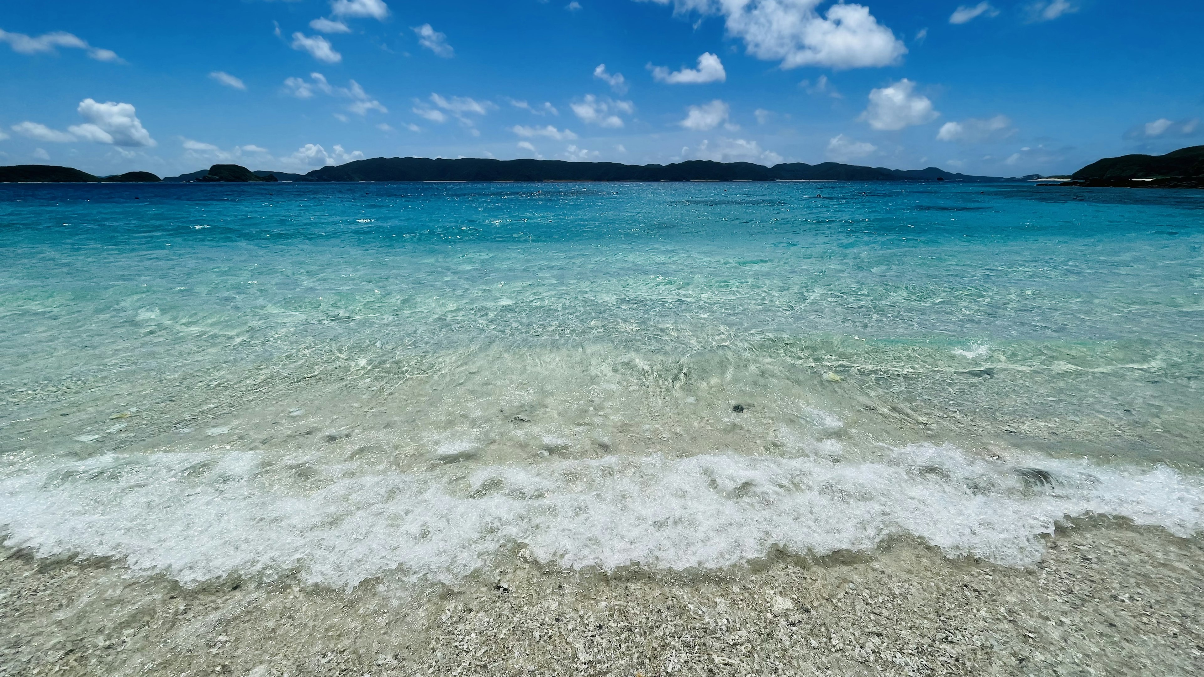 透明な青い海と白い砂浜の風景